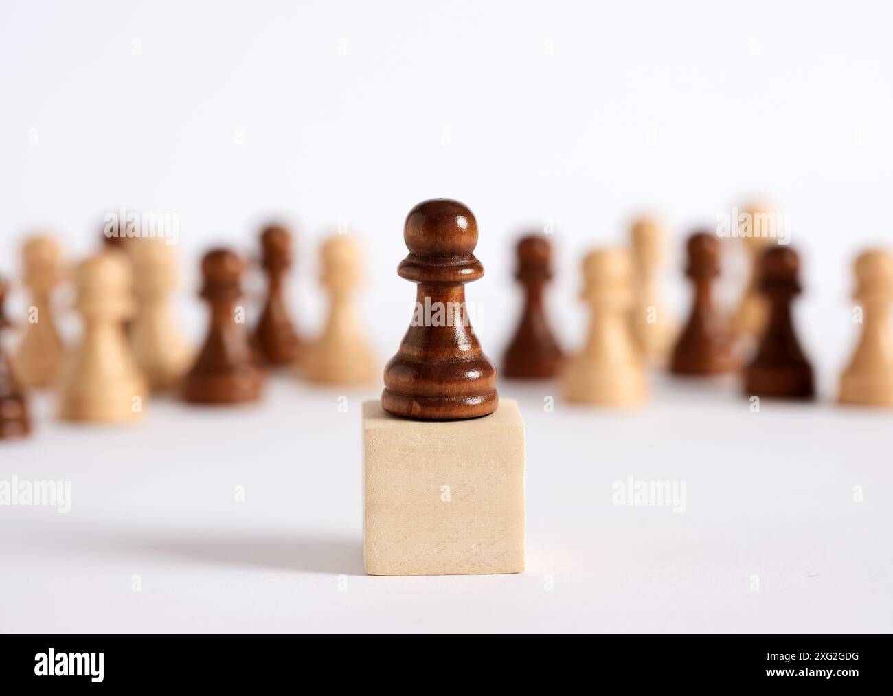 Le pion d'échecs sur la tribune donne un discours à l'auditoire bondé. Prise de parole en public et discours politique. Banque D'Images