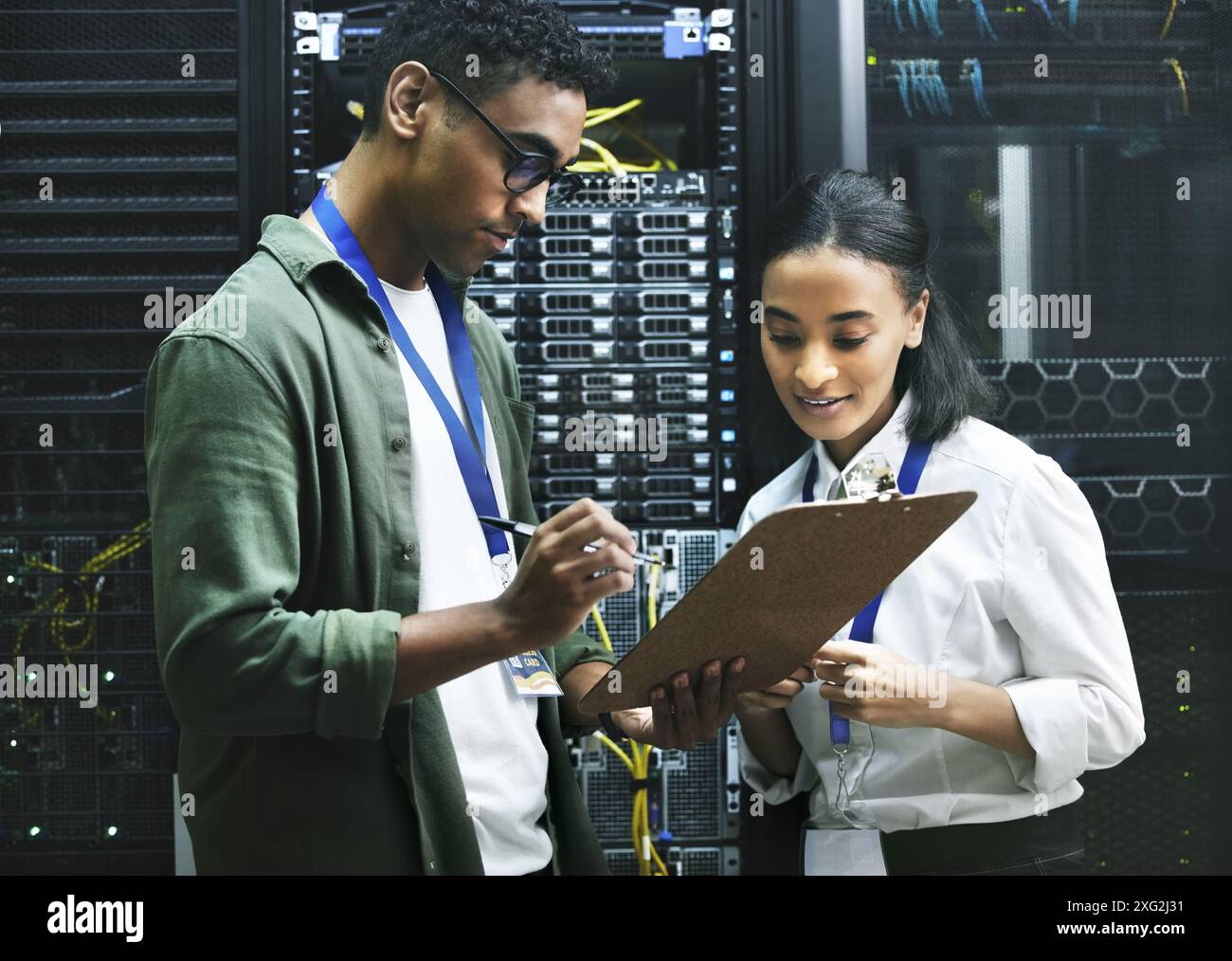 Centre informatique, équipe et ingénieur de données avec liste de contrôle, collaboration et personnes en tant que programmeur. Technicien, presse-papiers et sécurité matérielle dans le serveur Banque D'Images