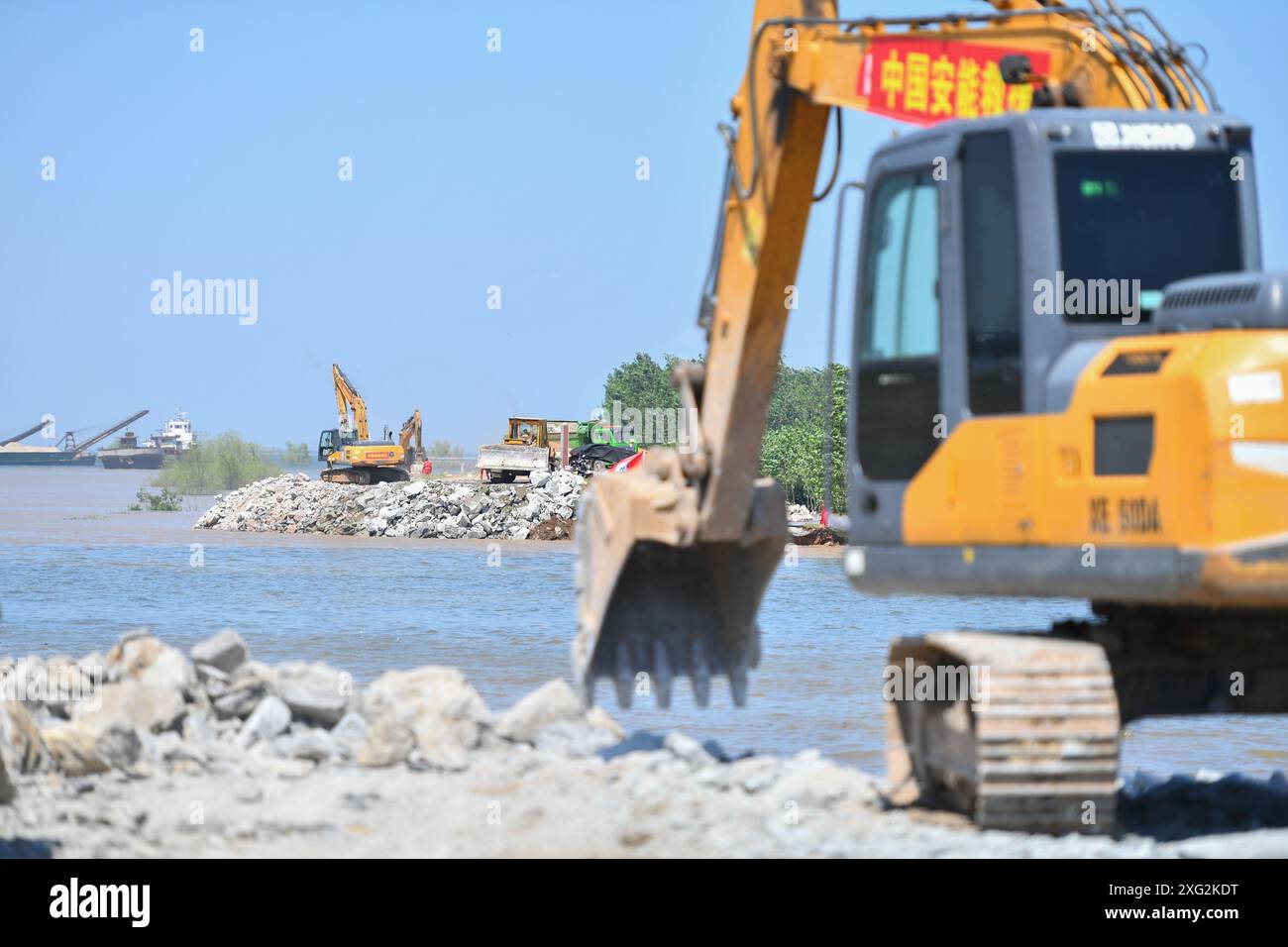 (240706) -- YUEYANG, 6 juillet 2024 (Xinhua) -- cette photo prise le 6 juillet 2024 montre des sauveteurs bloquant une brèche de digue du lac Dongting dans le canton de Tuanzhou, comté de Huarong sous la ville de Yueyang, province du Hunan, au centre de la Chine. Une équipe de travail a été dépêchée dans la province du Hunan, au centre de la Chine, pour guider les efforts de sauvetage après une brèche de digue dans le deuxième plus grand lac d'eau douce du pays vendredi après-midi, selon le ministère de la gestion des urgences. Plus de 800 personnes de l'équipe nationale chinoise de lutte contre les incendies et de sauvetage, 146 véhicules et 82 bateaux ont été envoyés sur les lieux, accordin Banque D'Images