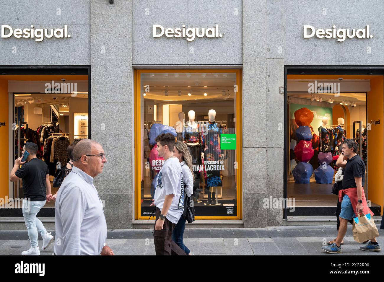 Madrid, Espagne. 05 juillet 2024. Les piétons passent devant le magasin de vêtements espagnol Desigual en Espagne. (Photo de Xavi Lopez/SOPA images/Sipa USA) crédit : Sipa USA/Alamy Live News Banque D'Images