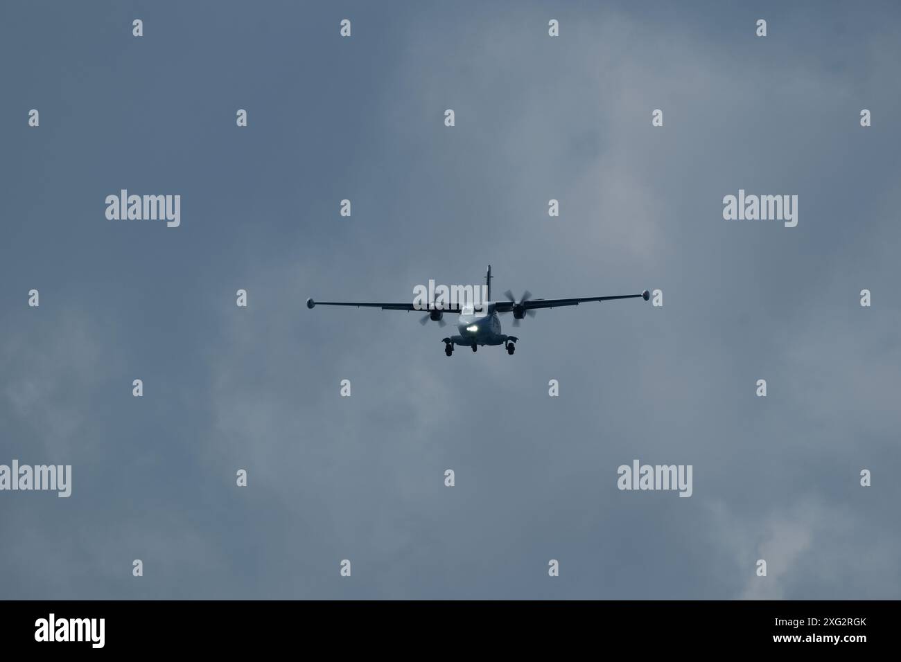 Avion de transport bimoteur à courte portée dans le ciel nuageux. Banque D'Images