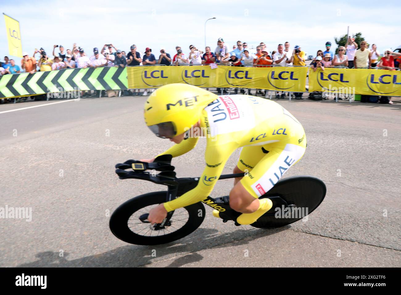 Tadej Pogacar de l'équipe Émirats arabes Unis monte sur Gevrey-Chambertin dans le contre-la-montre individuel sur la 7e étape du Tour de France 2024 crédit : Dominic Dudley/Alamy Live News Banque D'Images