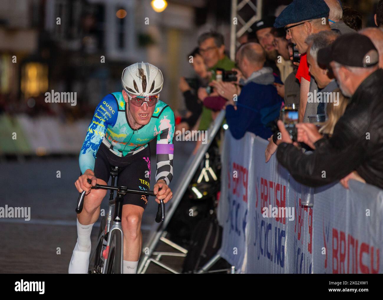 Robert Scott de TEKKERZ CC creusant profondément pendant son effort solo sur son chemin pour gagner les Crits de Guildford, Angleterre, 3 juillet 2024, crédit : Chris Walli Banque D'Images