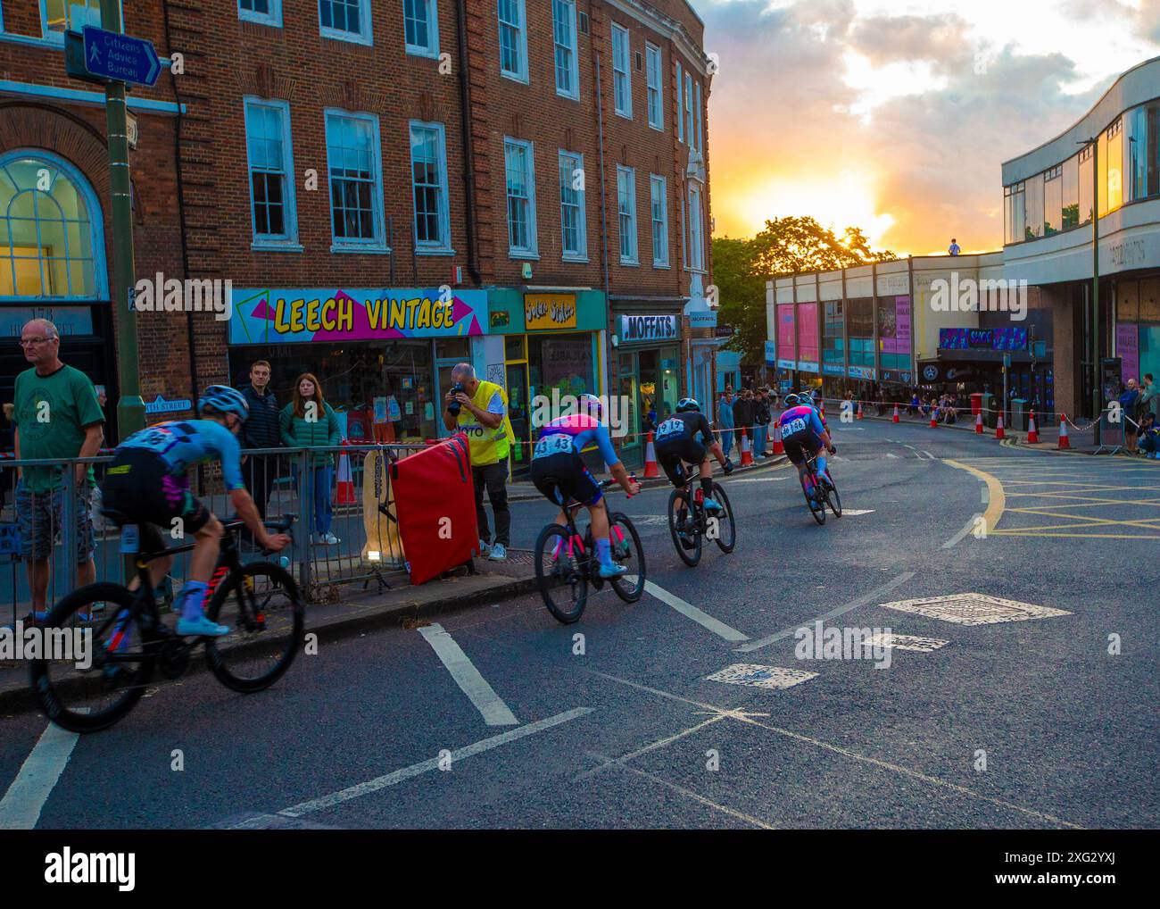 Le soleil commence à se coucher alors que la course commence à se lever au Guildford Crits, Angleterre, 3 juillet 2024, Credit:Chris Wallis/Alamy Live News Banque D'Images