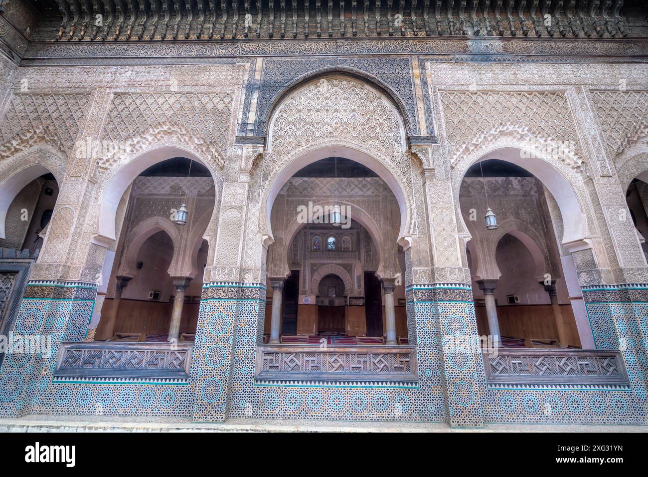 Fès, Maroc - 23 mars 2024 : la mosquée Al Quaraouiyine (ou Al-Karaouine) est un symbole de la ville sainte islamique de Fès. C’est aussi le plus ancien univers Banque D'Images