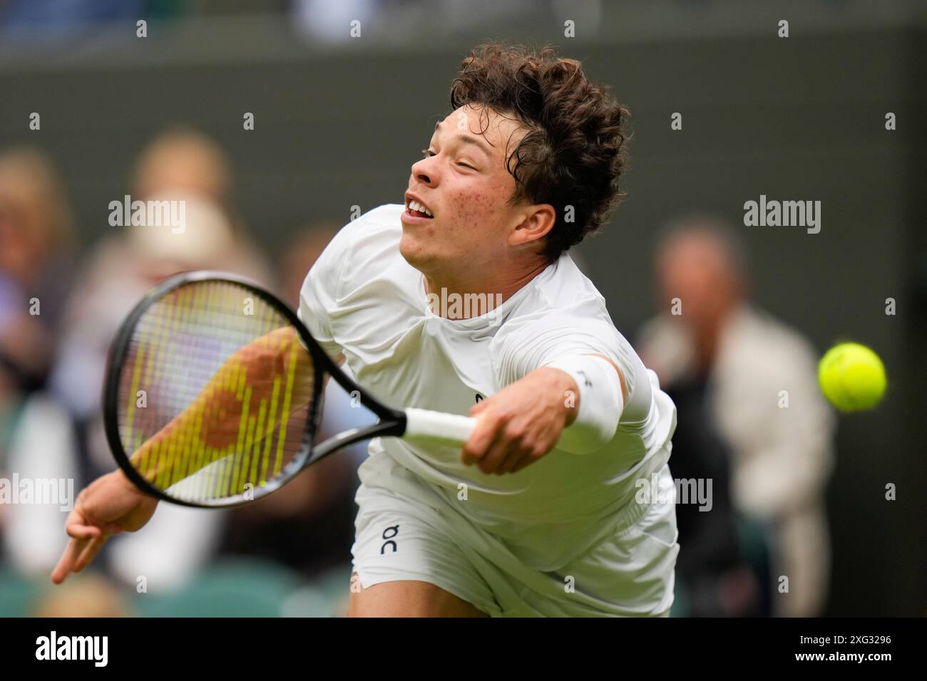 Ben Shelton of the United States reaches for a forehand return to Denis Shapovalov of Canada during their third round match at the Wimbledon tennis championships in London, Saturday, July 6, 2024. (AP Photo/Alberto Pezzali) Banque D'Images