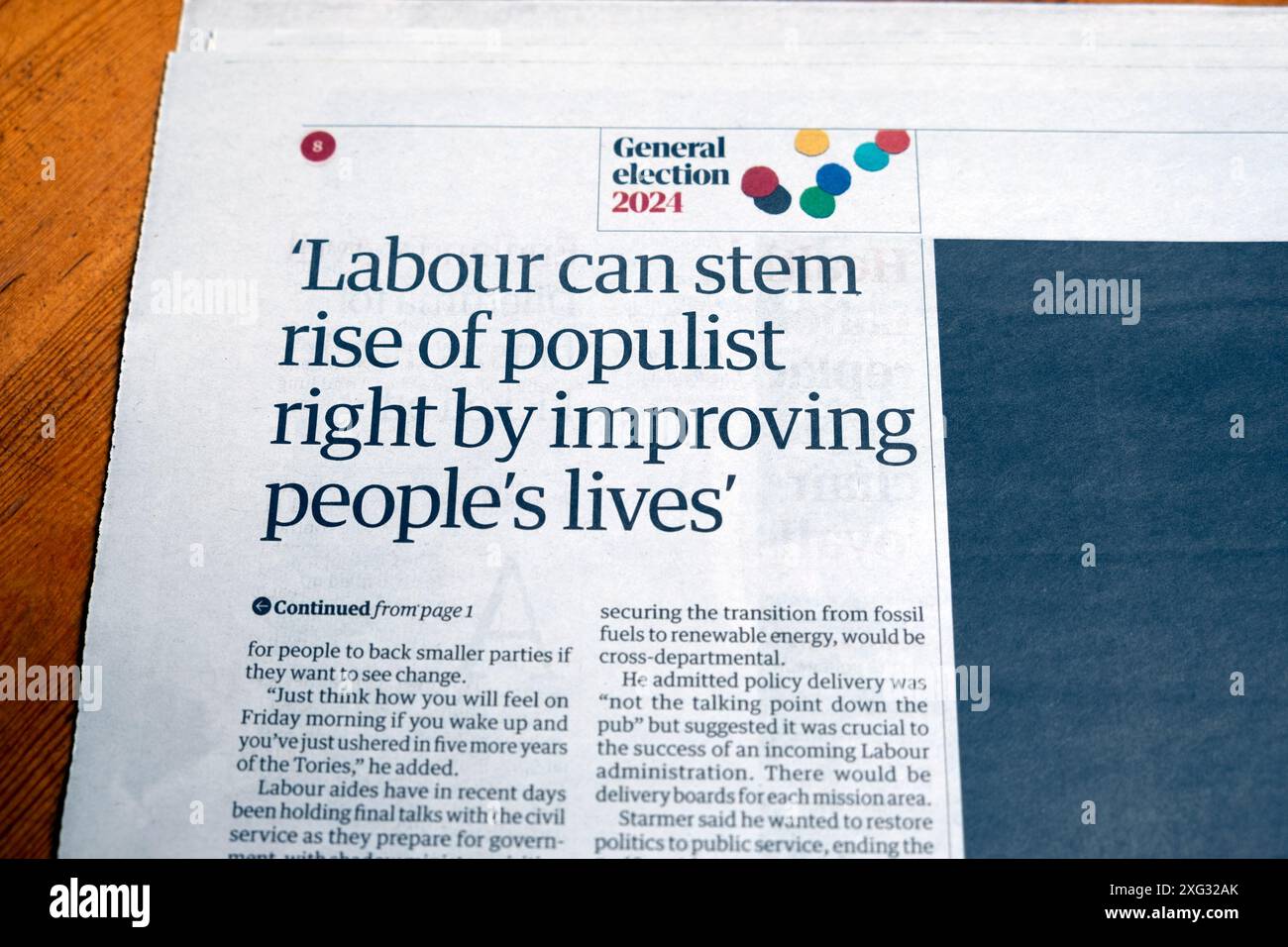 "Le travail peut endiguer la montée de la droite populiste en améliorant la vie des gens" titre du journal The Guardian Keir Starmer Election article 1er juillet 2024 Londres Royaume-Uni Banque D'Images