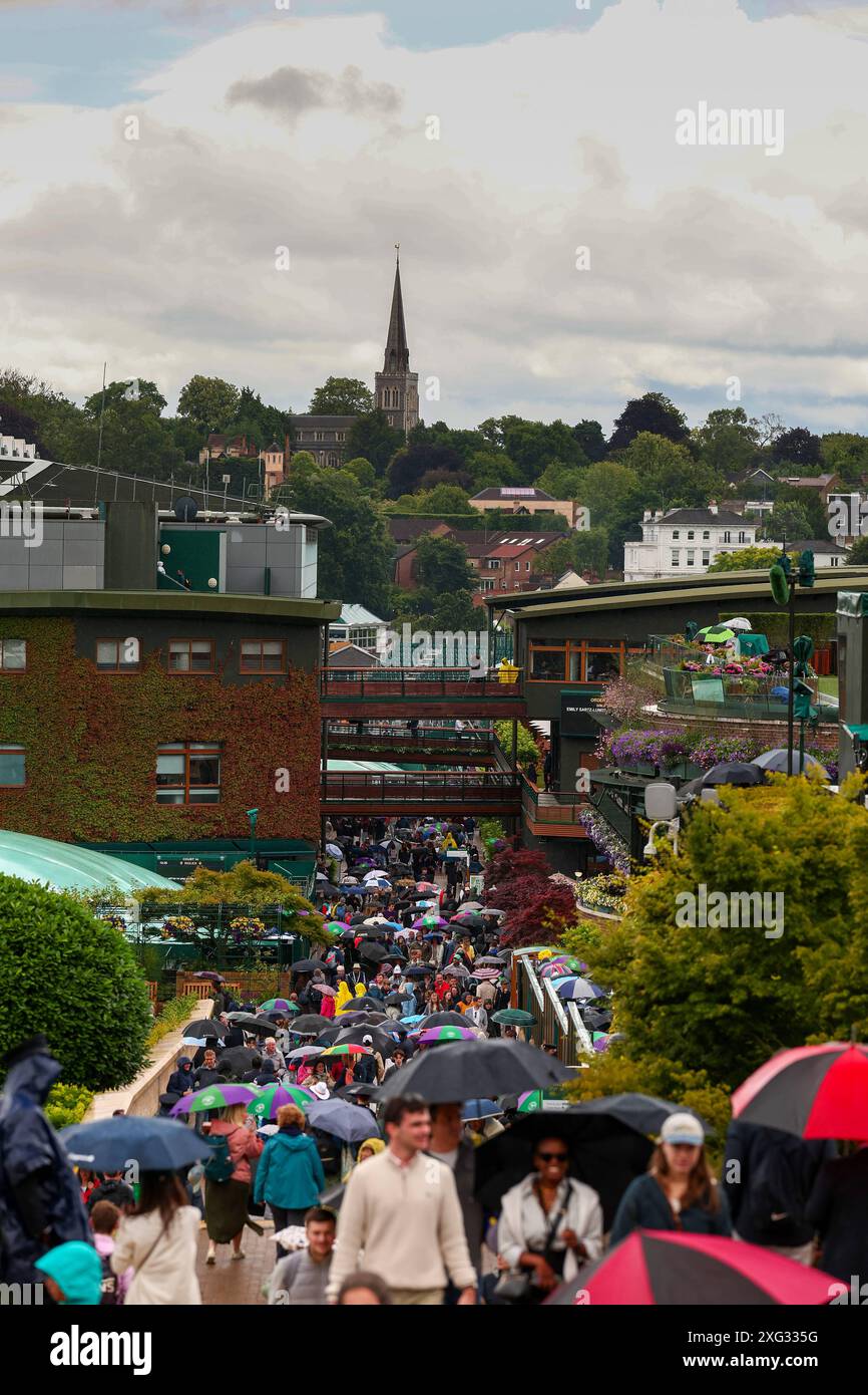 Londres, Royaume-Uni. 06 juillet 2024. 6 juillet 2024 ; All England Lawn Tennis and Croquet Club, Londres, Angleterre ; tournoi de tennis de Wimbledon, jour 6; les parapluies sont ouverts pendant que la pluie retarde la lecture crédit : action plus Sports images/Alamy Live News Banque D'Images