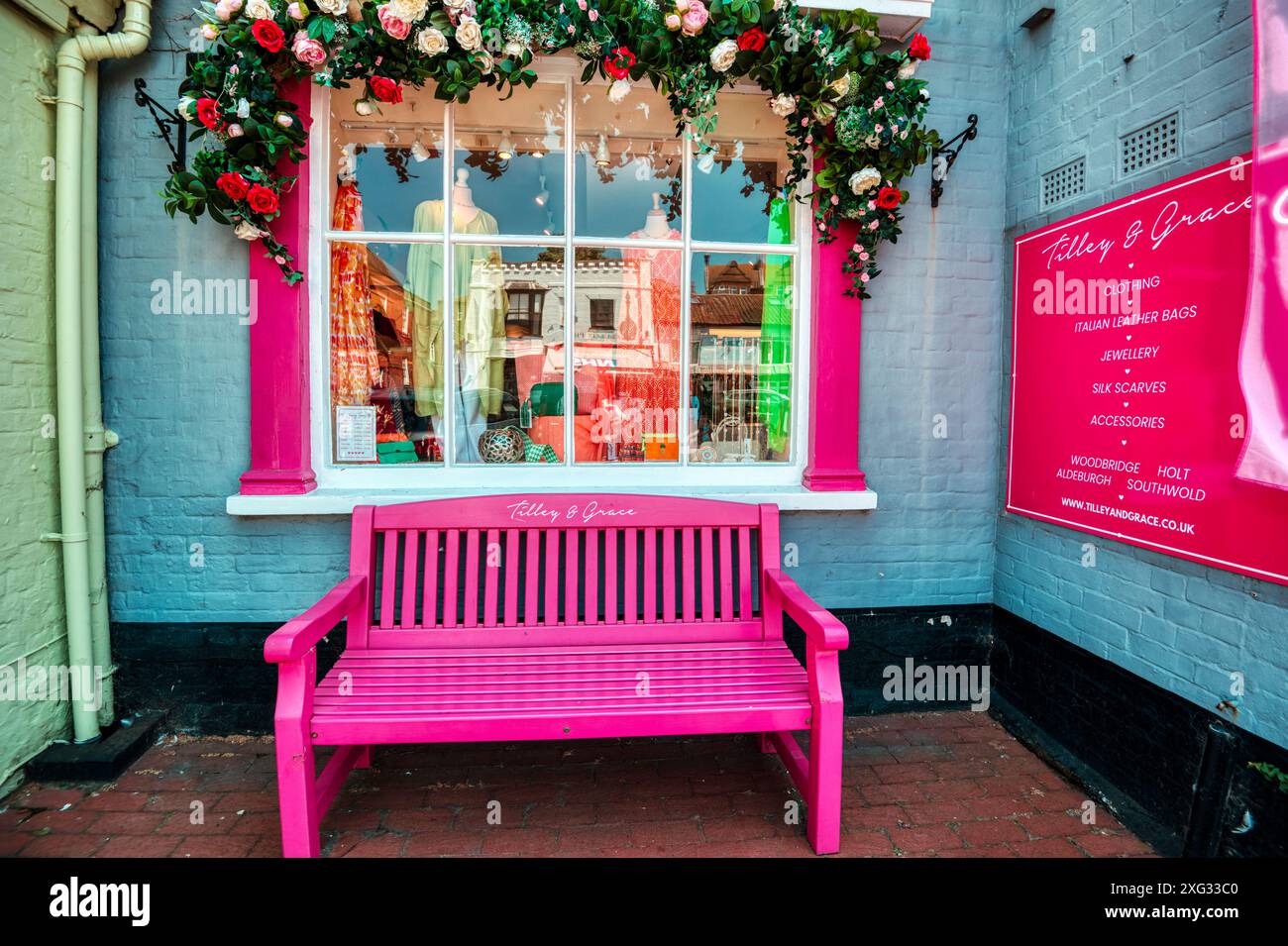 Dans le rose. Tilley and Grace, Tilley & Grace, magasin de vêtements pour femmes, Aldeburgh, Suffolk, Angleterre, Royaume-Uni Banque D'Images