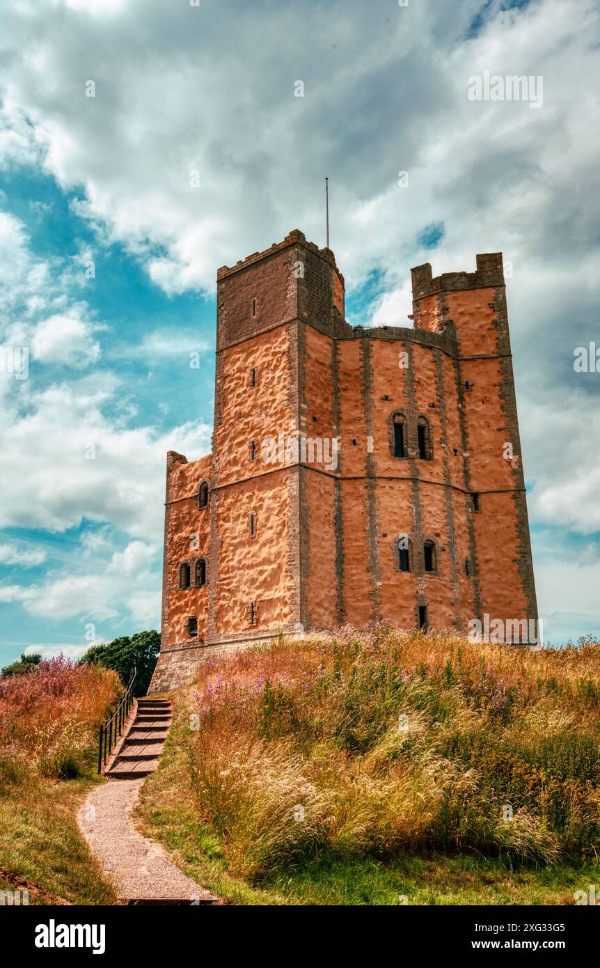 Ancien château Henri II du XIIe siècle. Donjon polygonal du château d'Orford à Orford près d'Orford Ness dans le Suffolk, Angleterre, Royaume-Uni. Banque D'Images