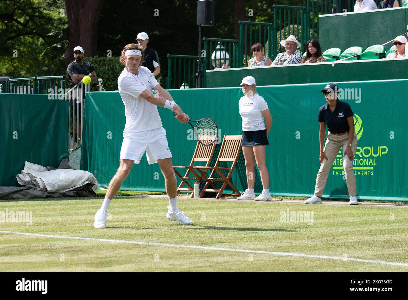 FICHIERS PHOTOS. 6 juillet 2024. Le joueur de tennis russe Andrey Rublev est sorti de Wimbledon. Dans son match contre Francisco Comesana mardi au premier tour à Wimbledon Rublev s'est frappé à plusieurs reprises avec sa raquette de tennis provoquant sa peau à saigner. Stoke Poges, Royaume-Uni. 25 juin 2024. Ici Andrey Rublev, classé numéro 6 mondial, est photographié en train de jouer au tennis aux Boodles à Stoke Park, Stoke Poges, Buckinghamshire. Crédit : Maureen McLean/Alamy Banque D'Images