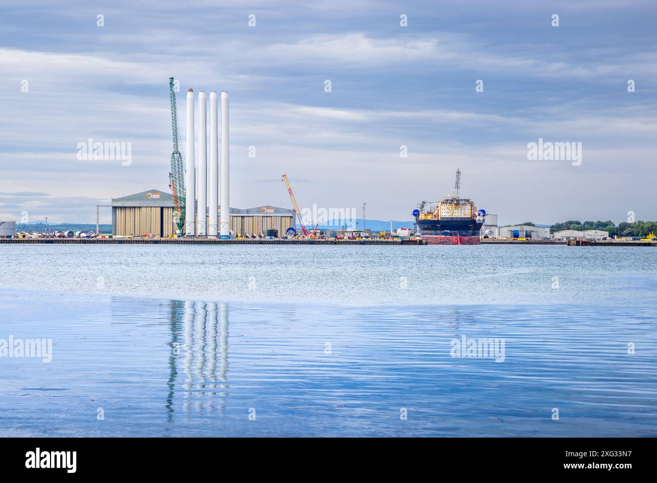 Construction de mât d'éolienne offshore à Nigg à travers le Cromarty Firth depuis Black Isle, Ross et Cromarty, en Écosse Banque D'Images Construction de mât d'éolienne offshore à Nigg à travers le Cromarty Firth depuis Black Isle, Ross et Cromarty, en Écosse Banque D'Images