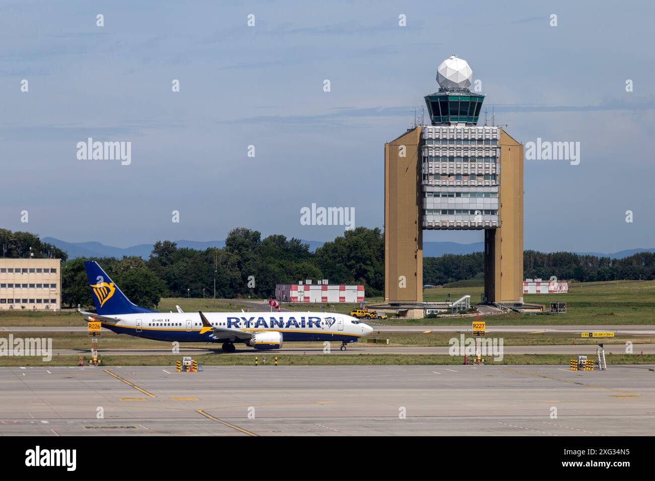 Budapest, Hongrie - 07 06 2024 : Boeing 737 de Ryanair à l'aéroport international Ferenc Liszt de Budapest avec la tour de contrôle BUD en arrière-plan. Banque D'Images