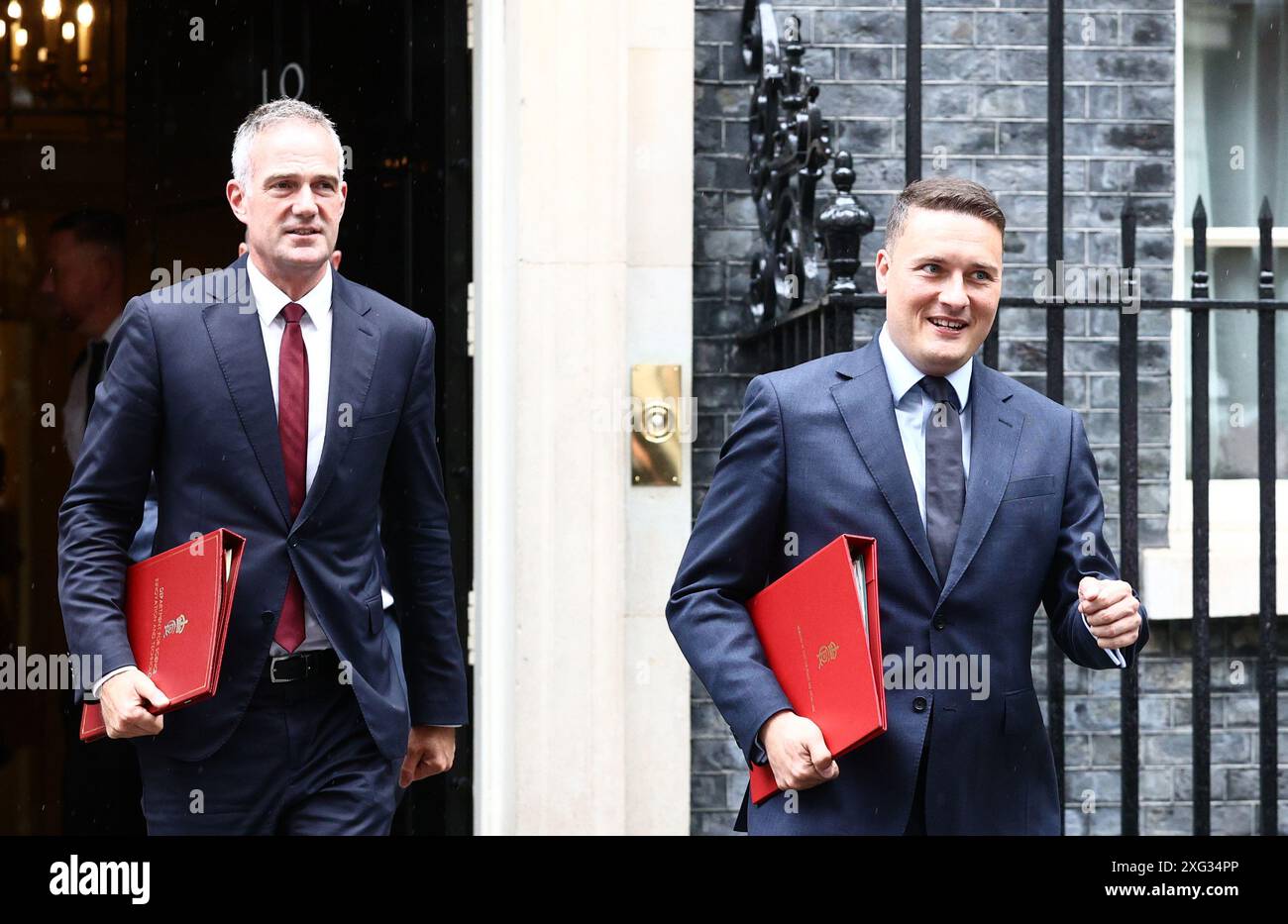 Le secrétaire aux Sciences Peter Kyle (à gauche) et le secrétaire à la santé Wes Streeting, quittant le 10 Downing Street, Londres, après avoir participé à la première réunion du Cabinet du premier ministre Sir Keir Starmer après la victoire écrasante aux élections générales du Parti travailliste. Date de la photo : samedi 6 juillet 2024. Banque D'Images