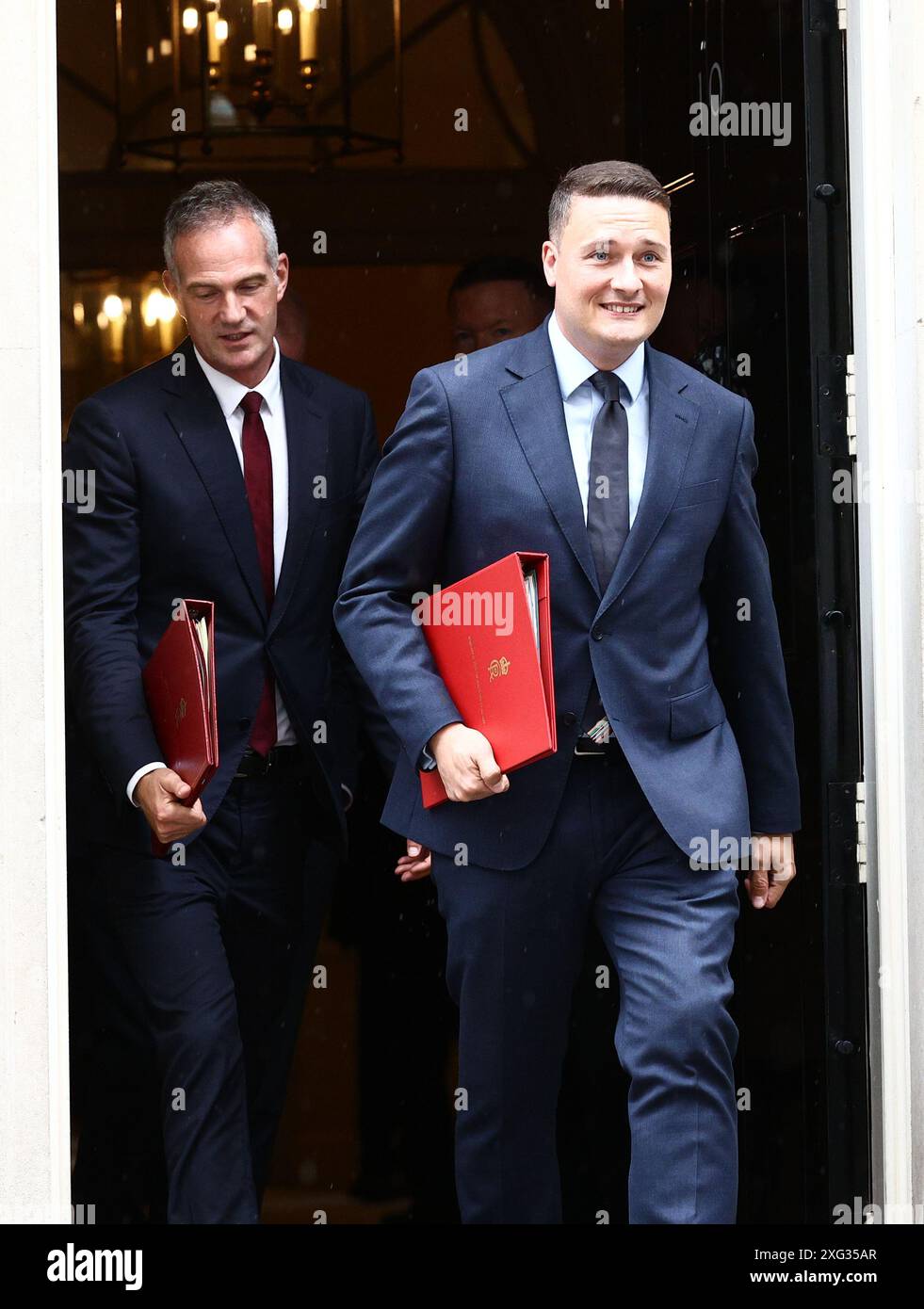 Le secrétaire aux Sciences Peter Kyle (à gauche) et le secrétaire à la santé Wes Streeting, quittant le 10 Downing Street, Londres, après avoir participé à la première réunion du Cabinet du premier ministre Sir Keir Starmer après la victoire écrasante aux élections générales du Parti travailliste. Date de la photo : samedi 6 juillet 2024. Banque D'Images