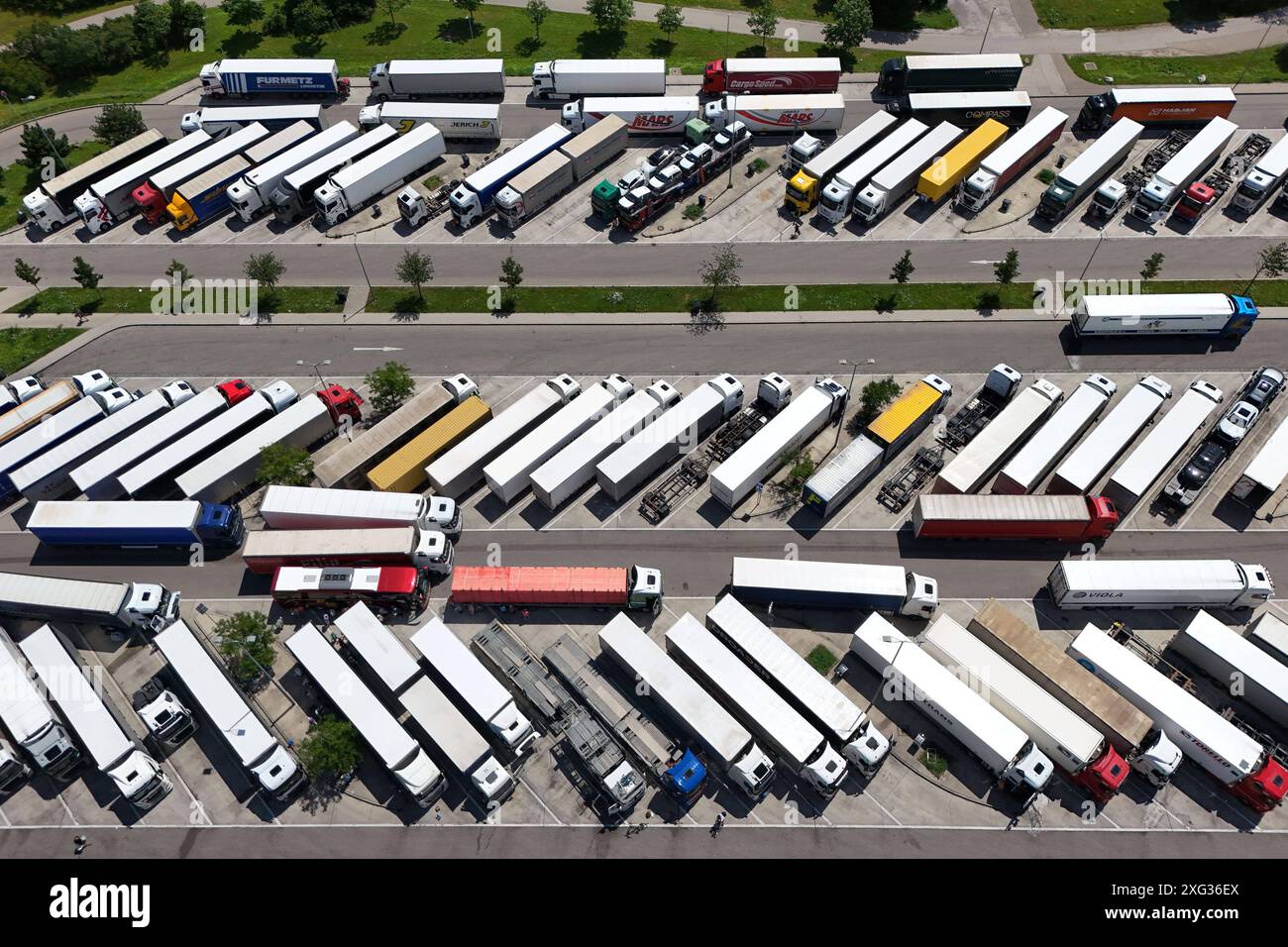 Themenfoto Parkplatznot an Raststaetten : So oft parken LKW-Fahrer falsch. Alle LKW Parkplaetze an der Autobahn Raststaette Vaterstetten an der A99 sind belegt. Lastwagen. *** Photo thème manque de places de stationnement dans les aires de repos C'est la fréquence à laquelle les chauffeurs de camions stationnent de manière incorrecte toutes les places de stationnement de camions dans l'aire de repos Vaterstetten sur l'autoroute A99 sont des camions occupés Banque D'Images