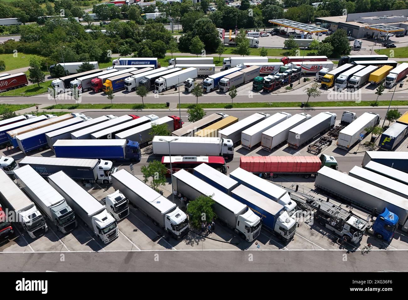 Themenfoto Parkplatznot an Raststaetten : So oft parken LKW-Fahrer falsch. Alle LKW Parkplaetze an der Autobahn Raststaette Vaterstetten an der A99 sind belegt. Lastwagen. *** Photo thème manque de places de stationnement dans les aires de repos C'est la fréquence à laquelle les chauffeurs de camions stationnent de manière incorrecte toutes les places de stationnement de camions dans l'aire de repos Vaterstetten sur l'autoroute A99 sont des camions occupés Banque D'Images