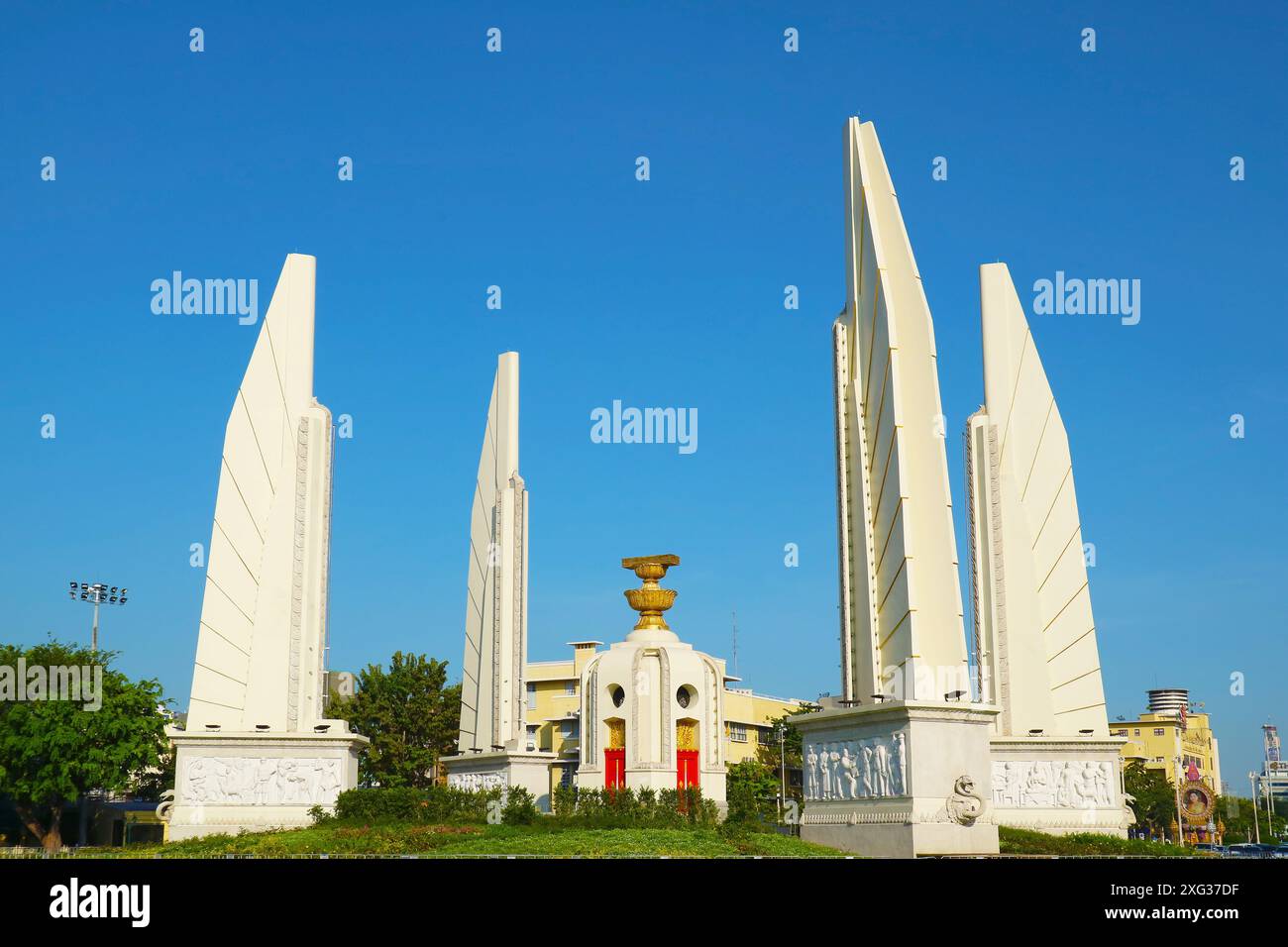 Monument de la démocratie commémorant la Révolution siamenne de 1932, situé sur le cercle de circulation de l'avenue Ratchadamnoen, Bangkok, Thaïlande Banque D'Images