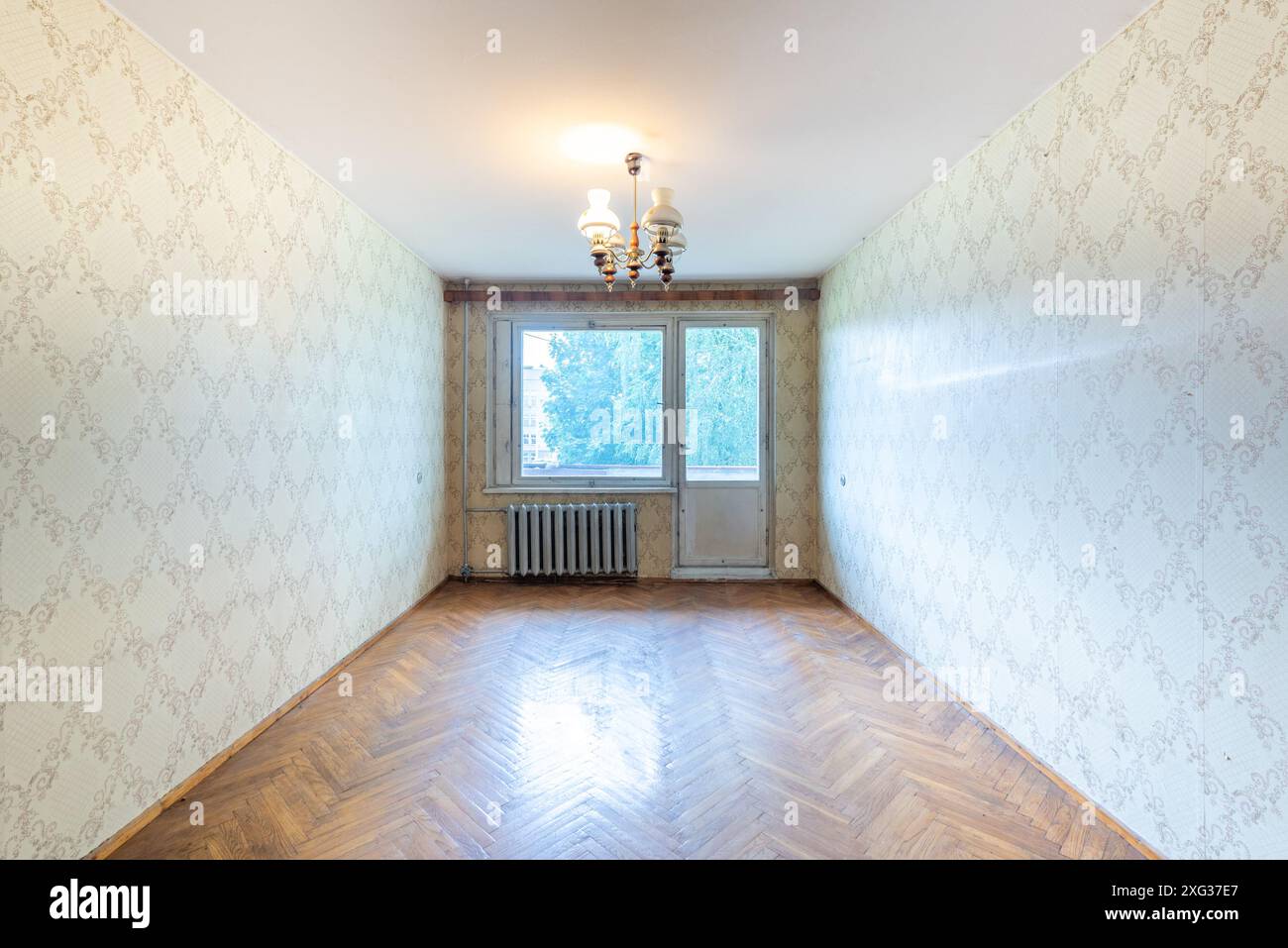 Salon en mauvais état dans un immeuble abandonné. Intérieur de maison abandonnée. Chambre sale. Vieux soviétique russe pauvre intérieur. Plancher en bois minable. Wi Banque D'Images