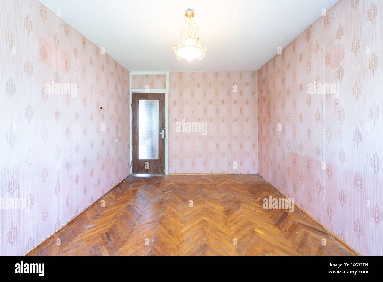 Salon en mauvais état dans un immeuble abandonné. Intérieur de maison abandonnée. Chambre sale. Vieux soviétique russe pauvre intérieur. Plancher en bois minable. Wi Banque D'Images