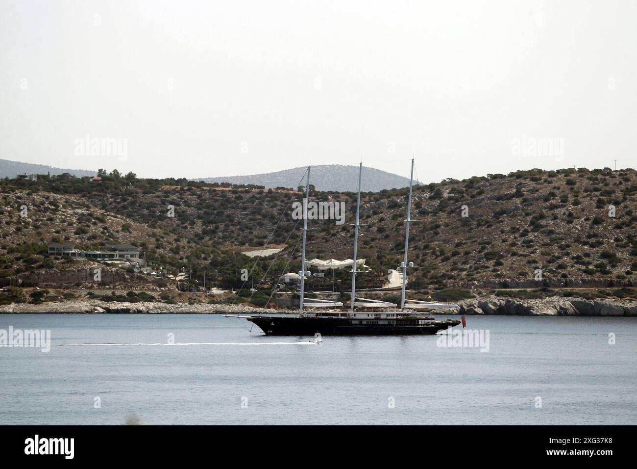 Un superyacht appartenant au fondateur d'Amazon Jeff Bezos a été repéré au large de la côte de Varkiza . On ignore actuellement si le milliardaire technologique est en Grèce. L'impressionnant navire est ancré au large des côtes depuis mardi, attirant une attention considérable. Selon la surveillance du trafic maritime, le yacht, nommé « Koru », était auparavant situé près de Corfou il y a deux jours. Banque D'Images