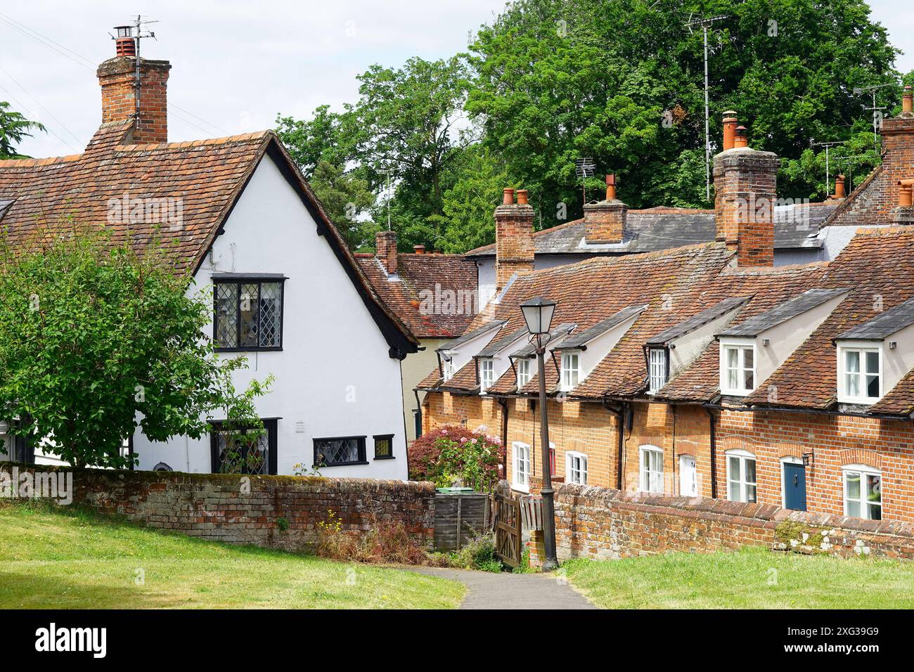 Une vue sur les vieux cottages en face du cimetière de St Nicholas, Castle Hedingham Banque D'Images