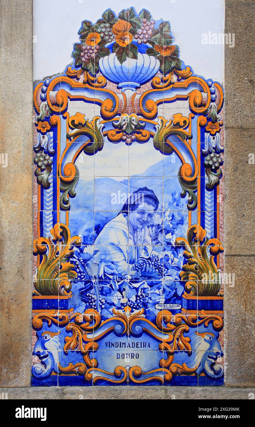 Pinhao, Douro, Portugal. Carreaux muraux en céramique Azulejo vintage typiques dans la gare de Pinhão représentant la région du Douro. Banque D'Images