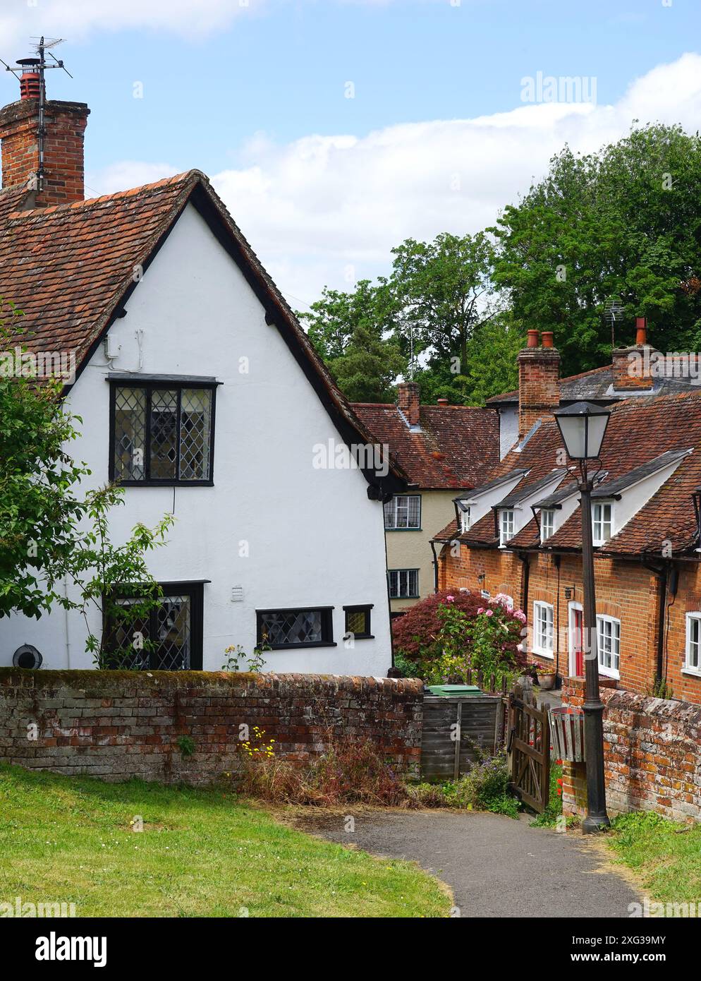 Une vue sur les vieux cottages en face du cimetière de St Nicholas, Castle Hedingham Banque D'Images