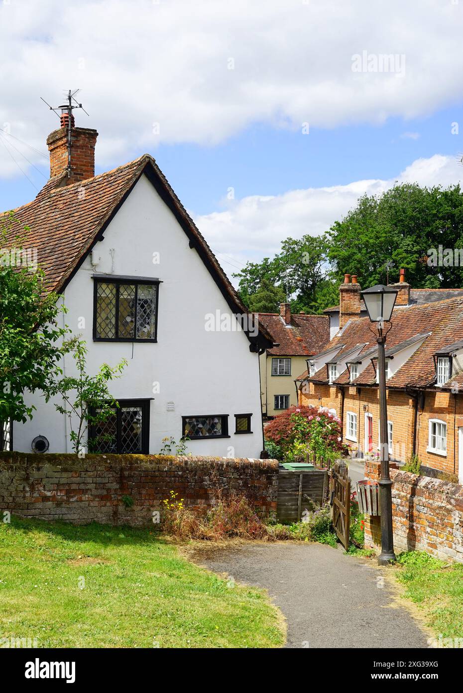 Une vue sur les vieux cottages en face du cimetière de St Nicholas, Castle Hedingham Banque D'Images
