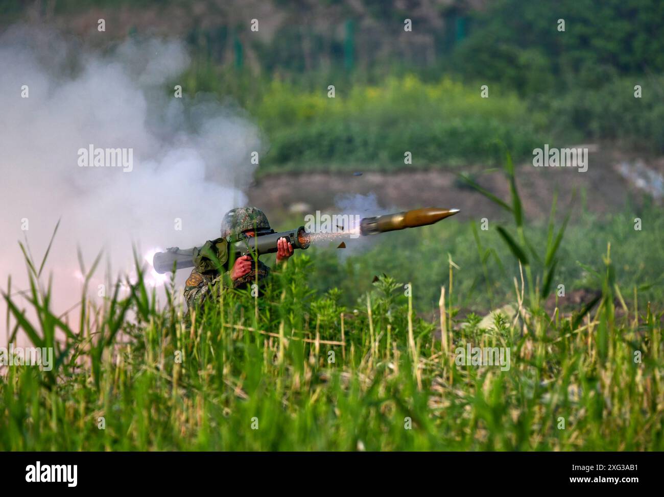 FUZHOU, CHINE - 5 JUILLET 2024 - des officiers et des soldats tirent à balles réelles lors d'un exercice de tir réel 24 heures sur 24 à Fuzhou, dans le Jiangxi pro de la Chine orientale Banque D'Images