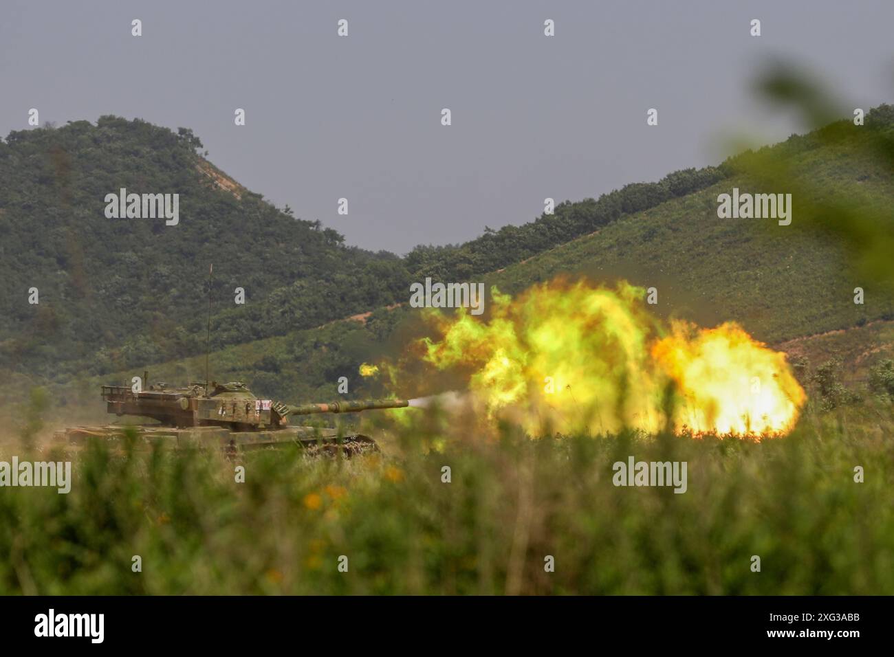 FUZHOU, CHINE - 5 JUILLET 2024 - les chars tirent à balles réelles lors d'un exercice de tir réel 24 heures sur 24 à Fuzhou, dans la province du Jiangxi, dans l'est de la Chine, le 5 juillet 2 Banque D'Images