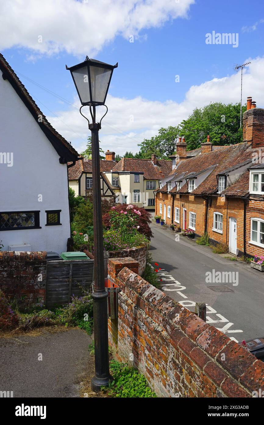 Une vue sur les vieux cottages en face du cimetière de St Nicholas, Castle Hedingham Banque D'Images
