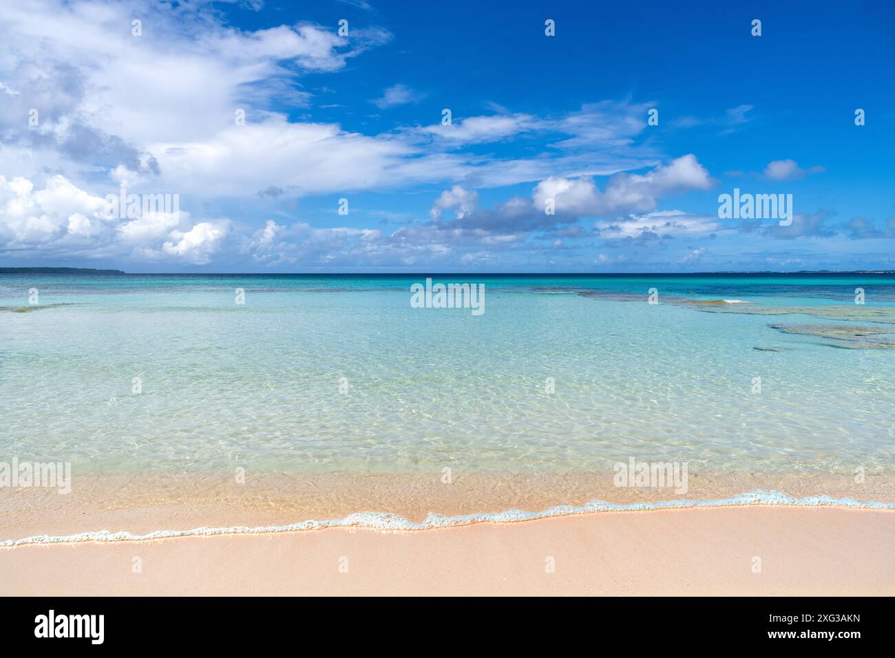 Vague bleue douce sur la plage de sable propre. Banque D'Images