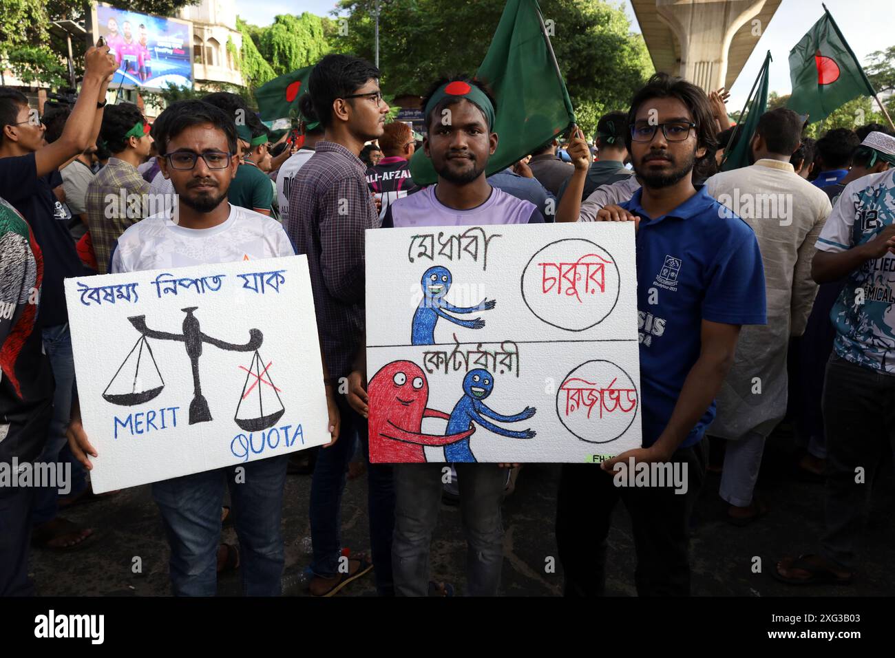 6 juillet 2024, Dhaka, Dhaka, Bangladesh : des milliers d'étudiants ont organisé une marche de protestation et bloqué la route à Shahbagh, Dhaka, exigeant l'abolition du système de quotas dans les emplois gouvernementaux. Dans ce mouvement en cours, les étudiants de toutes les universités du pays, y compris l'Université de Dhaka, mènent le mouvement dans leurs districts respectifs. Actuellement, un quota de 56 % est maintenu dans tous les emplois gouvernementaux de catégorie I et II et un quota de 44 % est fondé sur le mérite. Ce quota de 56% comprend 30% pour les membres de la famille des combattants de la liberté. Quota de district de 10 %, quota de femmes de 10 %, quota tribal de 5 % et quota d'handicapés de 1 % Banque D'Images