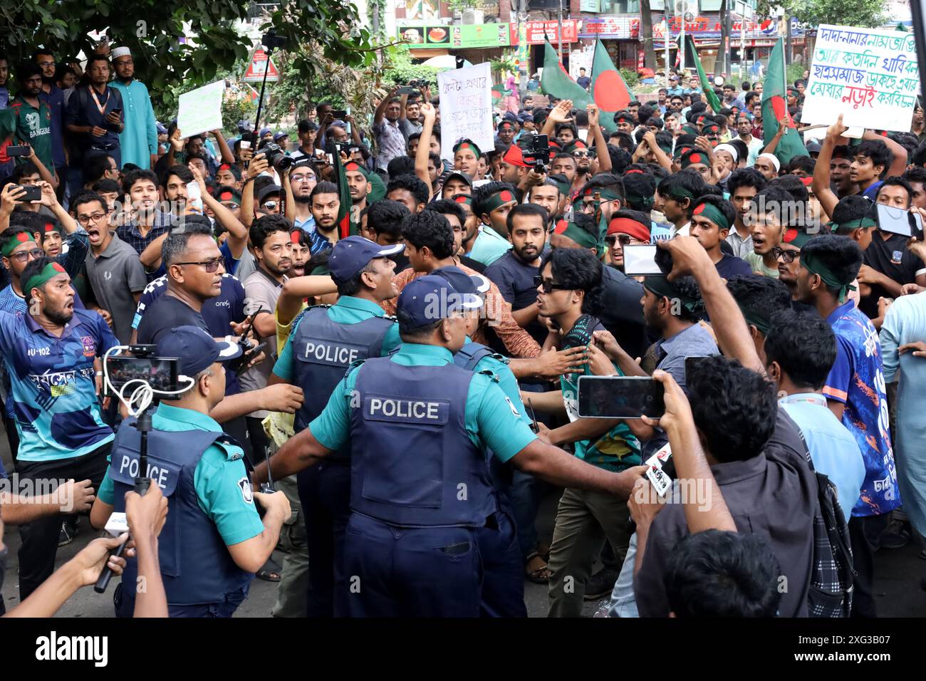 6 juillet 2024, Dhaka, Dhaka, Bangladesh : des milliers d'étudiants ont organisé une marche de protestation et bloqué la route à Shahbagh, Dhaka, exigeant l'abolition du système de quotas dans les emplois gouvernementaux. Dans ce mouvement en cours, les étudiants de toutes les universités du pays, y compris l'Université de Dhaka, mènent le mouvement dans leurs districts respectifs. Actuellement, un quota de 56 % est maintenu dans tous les emplois gouvernementaux de catégorie I et II et un quota de 44 % est fondé sur le mérite. Ce quota de 56% comprend 30% pour les membres de la famille des combattants de la liberté. Quota de district de 10 %, quota de femmes de 10 %, quota tribal de 5 % et quota d'handicapés de 1 % Banque D'Images