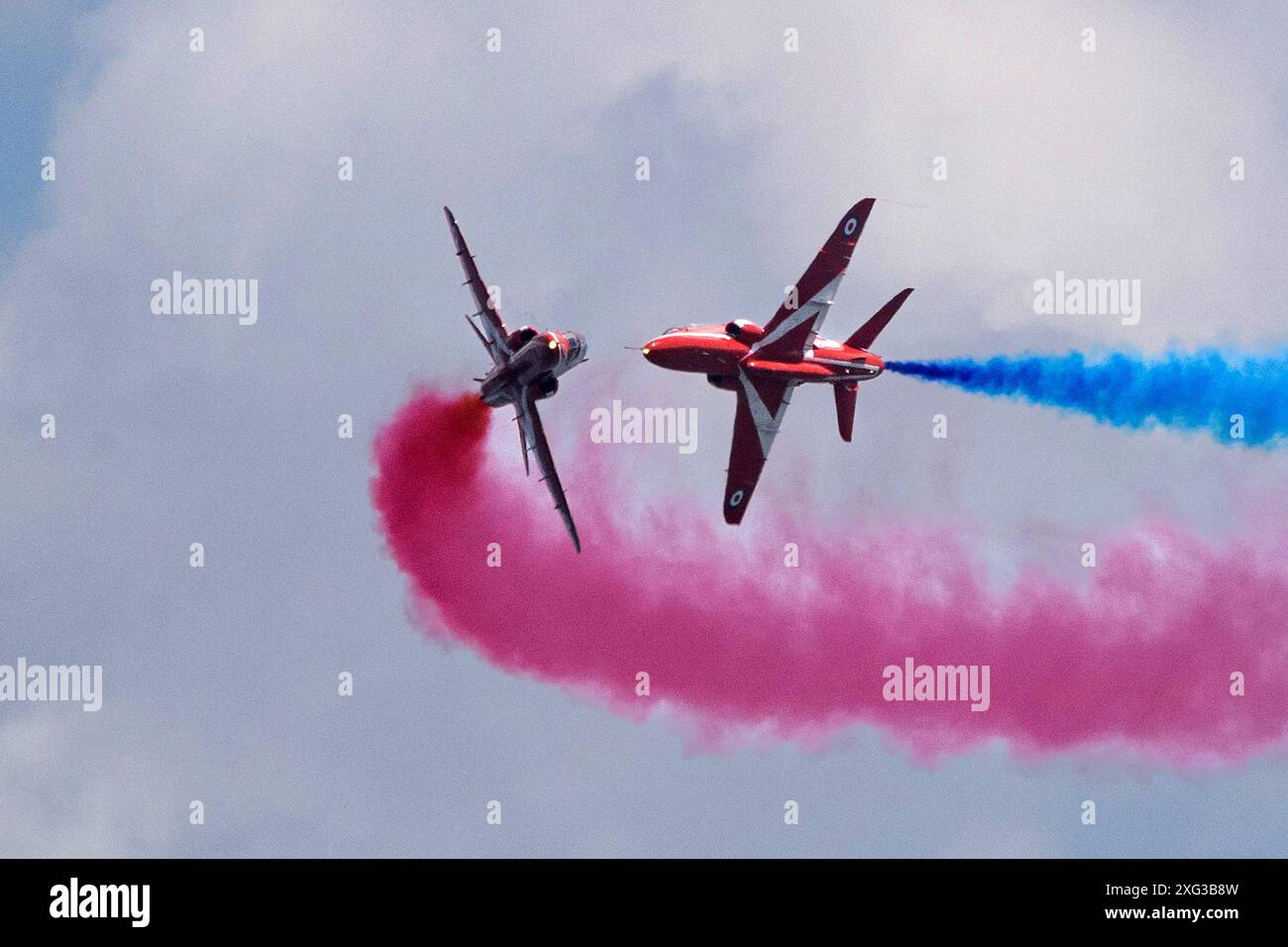 Teignmouth, Royaume-Uni 6 juillet 2024.drame dans le ciel - alors que les Red Arrows se produisent au Teignmouth Airshow 2024, Devon, Royaume-Uni. Crédit : Mark Passmore / Alamy Live News Banque D'Images