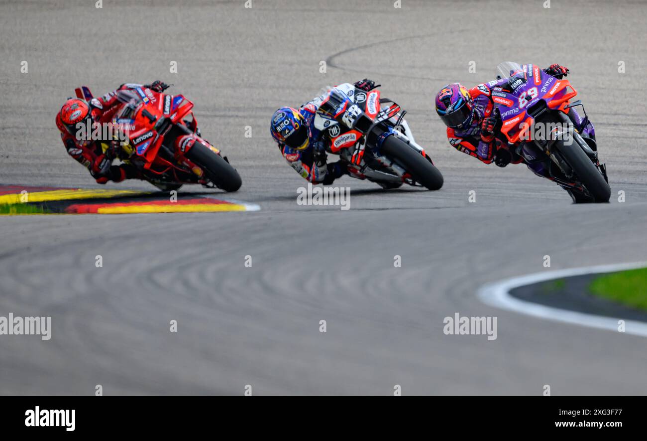 Hohenstein Ernstthal, Allemagne. 06 juillet 2024. Motorsport/Motorcycle : Grand Prix d'Allemagne, Sachsenring, MotoGP, course de sprint, Jorge Martin (R) de l'Espagne de l'écurie Prima Pramac Racing Team court à la victoire devant Miguel Oliveira (M), deuxième du Portugal, et Francesco Bagnaia, troisième de l'Italie de l'écurie Ducati Lenovo. Crédit : Robert Michael/dpa/Alamy Live News Banque D'Images