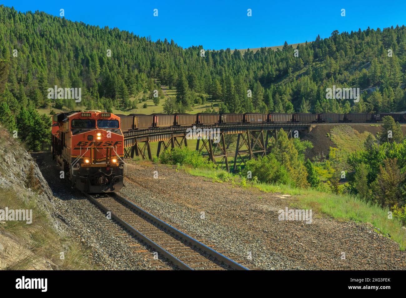 train de charbon en direction de mullan passe sur la ligne de partage continentale au-dessus d'un chevalet près d'austin, montana Banque D'Images