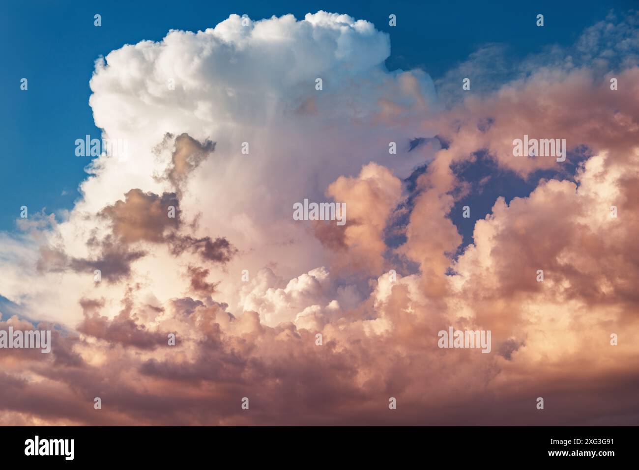 Les nuages colorés après la pluie au coucher du soleil. Banque D'Images