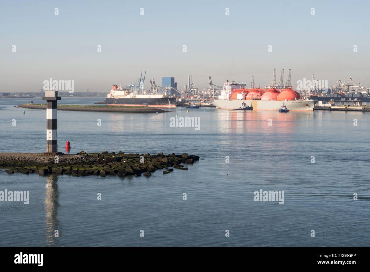 Méthaniers Arctic Discoverer et LNG Rosenrot dans le port de Rotterdam, pays-Bas, Europe Banque D'Images Méthaniers Arctic Discoverer et LNG Rosenrot dans le port de Rotterdam, pays-Bas, Europe Banque D'Images