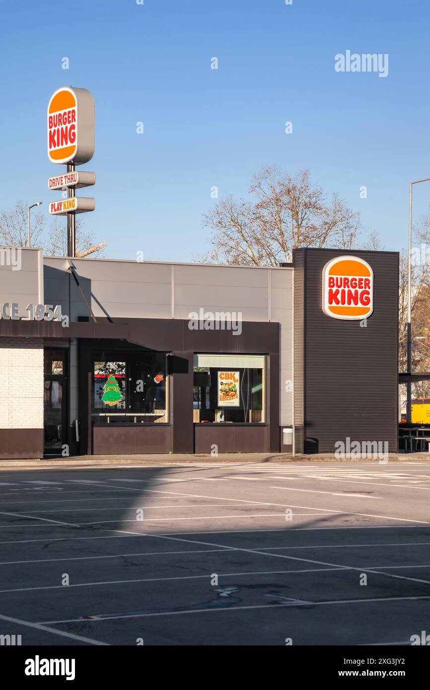 Famalicao, Portugal : restaurant franchisé de restauration rapide Burger King vu d'un parking vide avant les heures d'ouverture. Repas de restauration rapide hamburger Banque D'Images