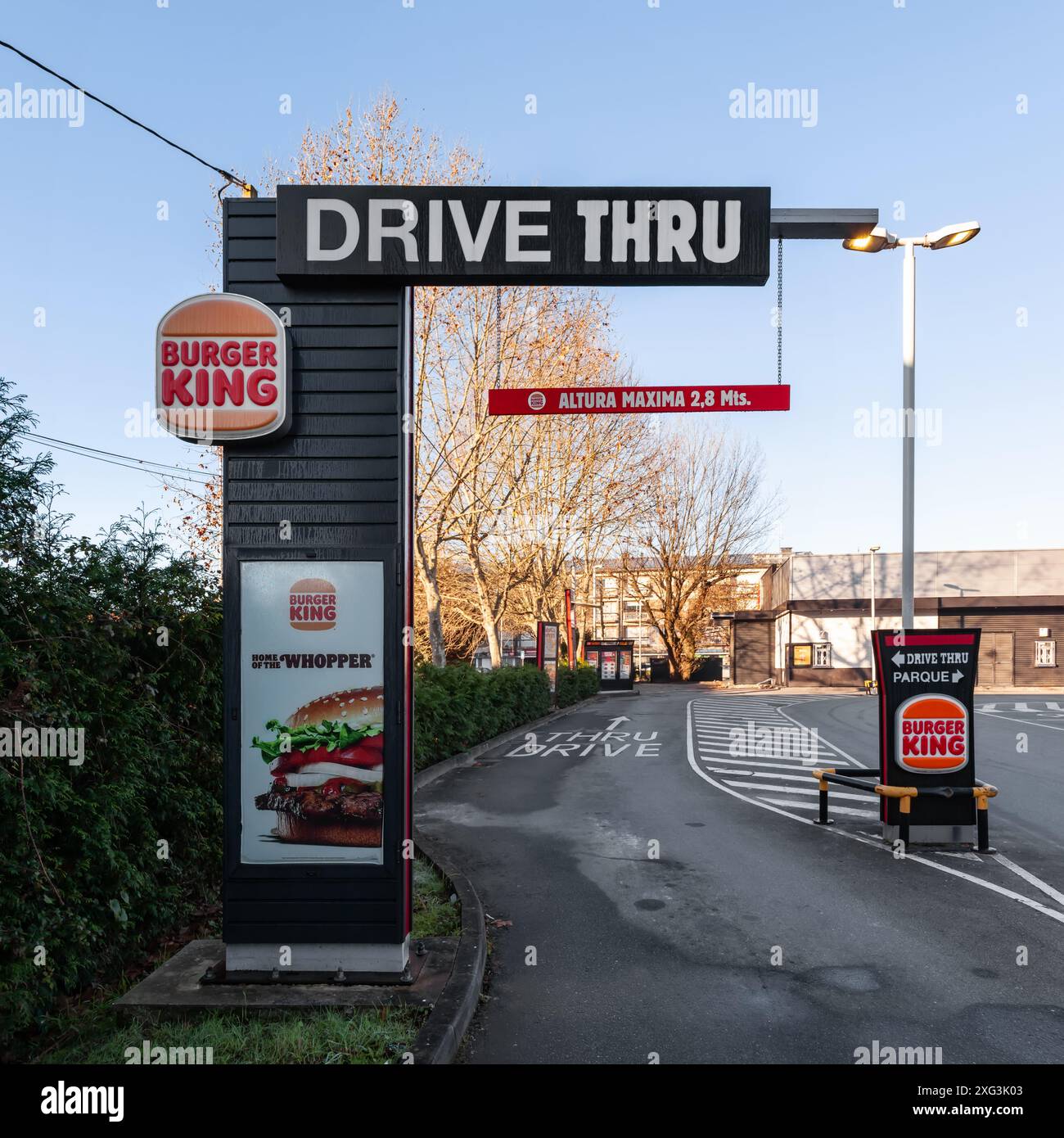 Famalicao, Portugal : drive-in ou drive-in d'un restaurant franchisé de restauration rapide Burger King. Accès pour les voitures aka automobiles. Restauration rapide Hamburger Banque D'Images