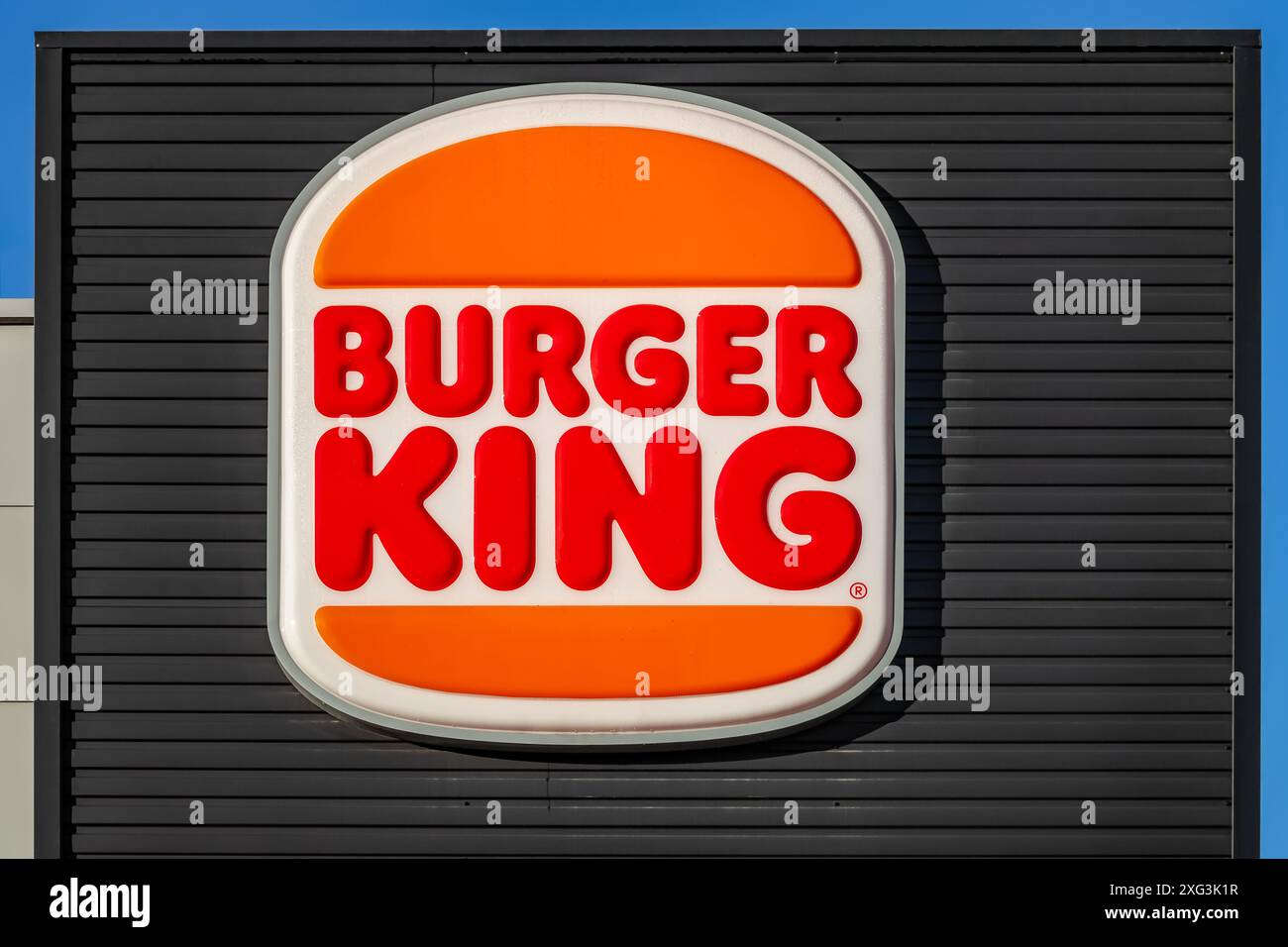 Famalicao, Portugal : Grande enseigne Burger King, logo, symbole ou icône sur la façade d'un restaurant de restauration rapide franchisé Burger King. Restauration rapide Hamburger Banque D'Images