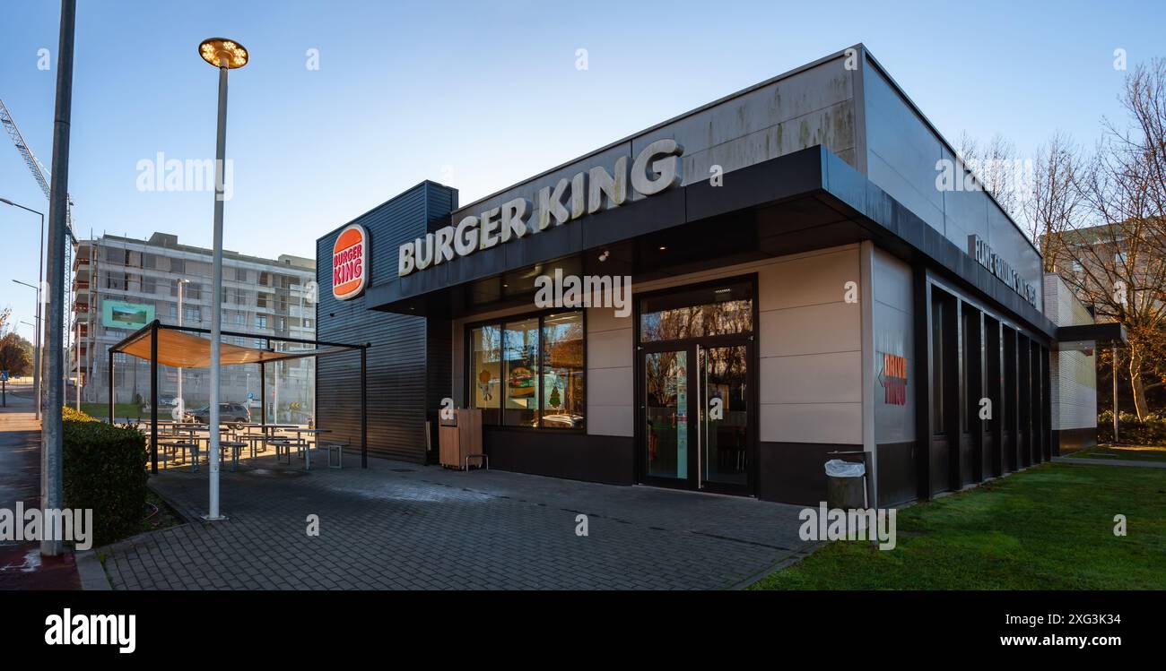 Famalicao, Portugal : entrée au restaurant franchisé Burger King ou entrée avant les heures d'ouverture. Repas de restauration rapide hamburger Banque D'Images