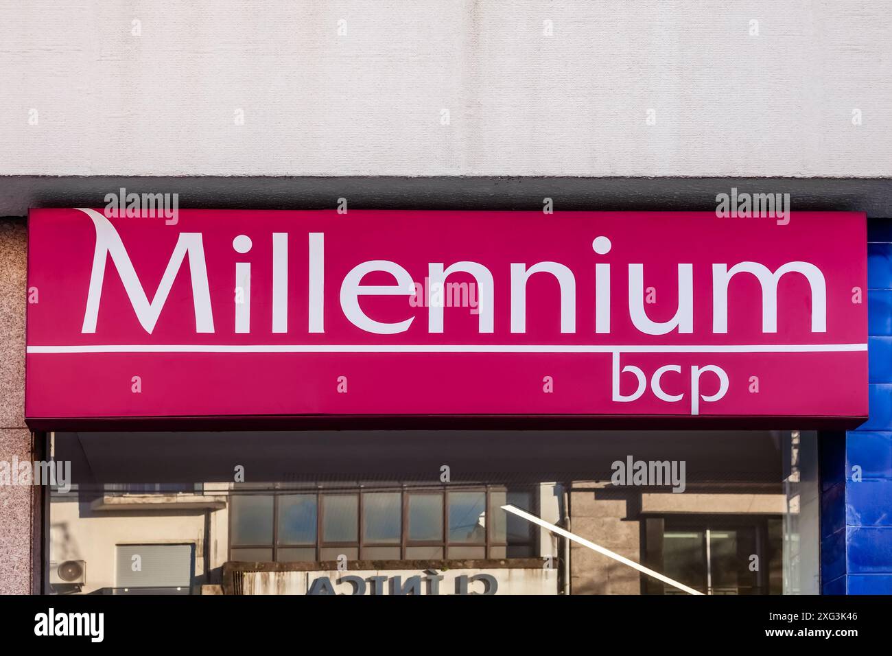 Famalicao, Portugal : Millennium BCP aka Banco Comercial Portugues logo, symbole ou emblème dans la façade de l'agence bancaire. Une des plus grandes banques privées Banque D'Images
