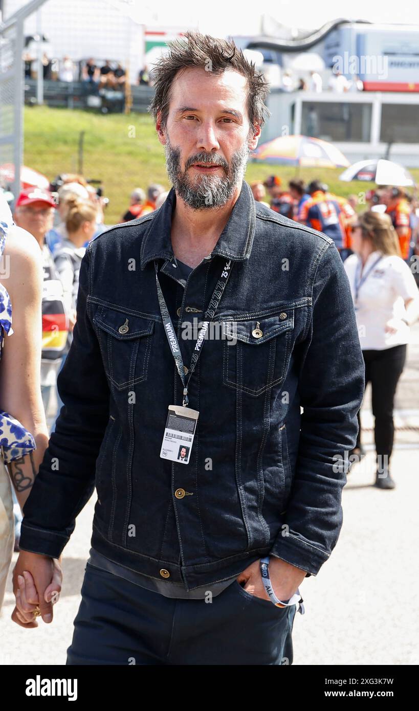 Hermsdorf, Allemagne. 06 juillet 2024. Hermsdorf : Moto GP Sachsenring 2024 le 6 juillet 2024, (photo de Juergen Tap) Keanu Reeves visitant le Moto GP au Sachsenring crédit : dpa/Alamy Live News Banque D'Images