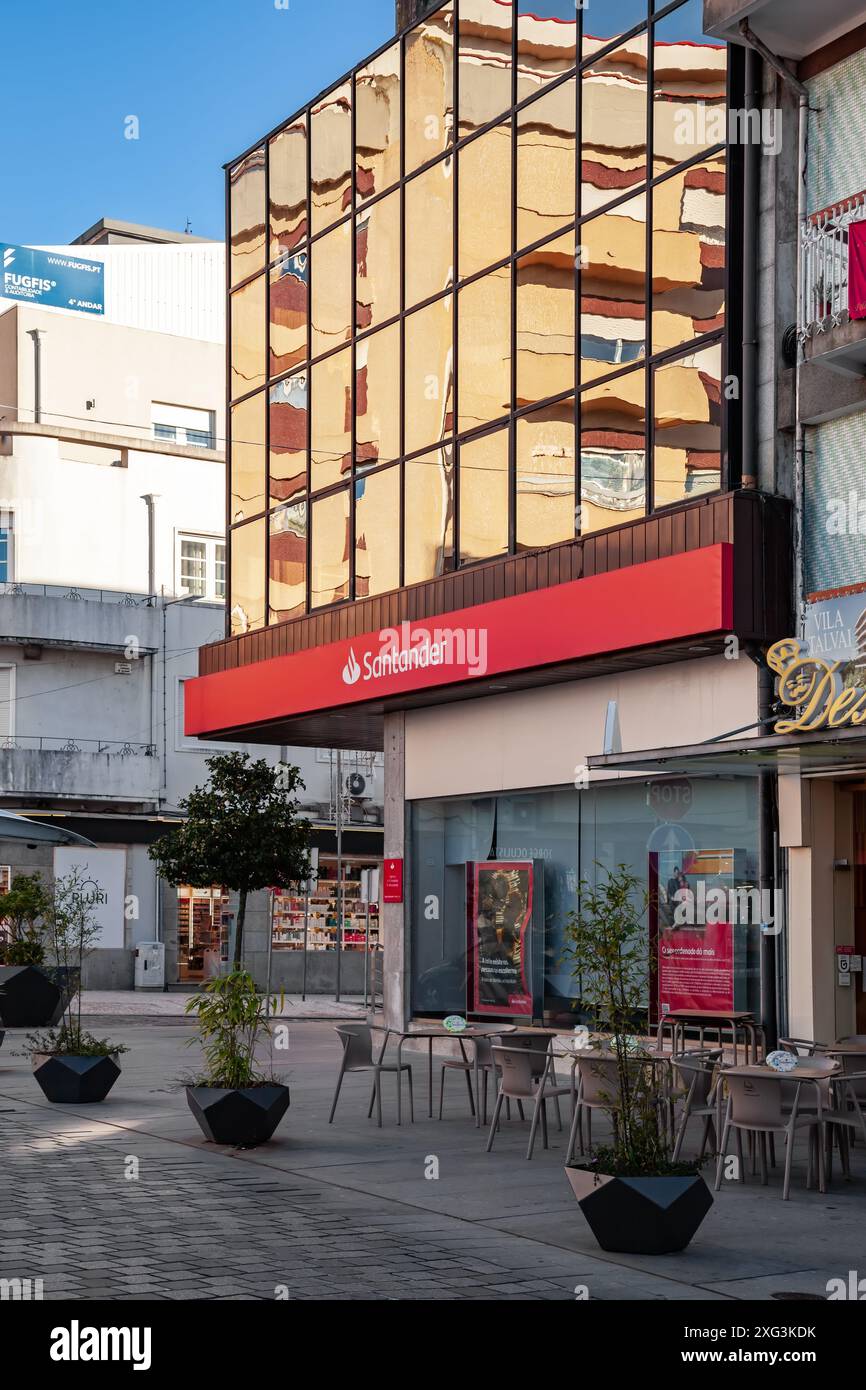 Famalicao, Portugal : Agence bancaire Santander avec logo, symbole ou emblème de la banque Santander. Santander est la plus grande banque privée du Portugal Banque D'Images