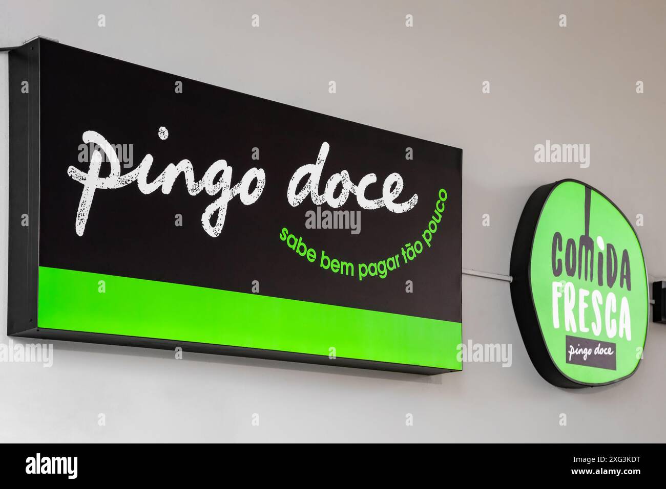 Famalicao, Portugal : panneau lumineux de restaurant Pingo Doce et Comida Fresca avec signe de marque, logo, symbole ou icône. grande chaîne de supermarchés Banque D'Images