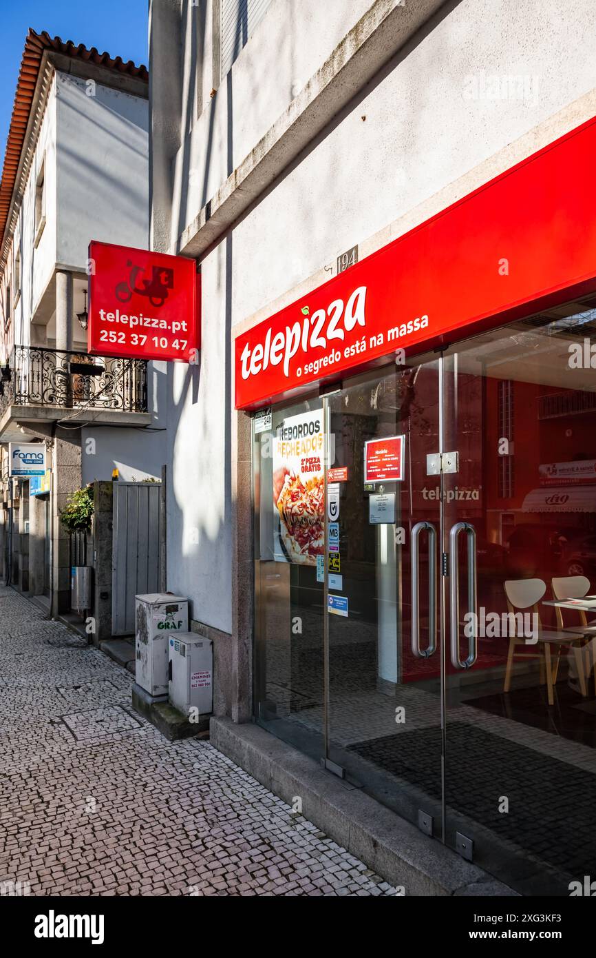 Famalicao, Portugal : façade du magasin Telepizza, enseigne du magasin et bardeau montrant le service de livraison. Signe de marque, logo ou symbole. Franchise Telepizza fast food Banque D'Images