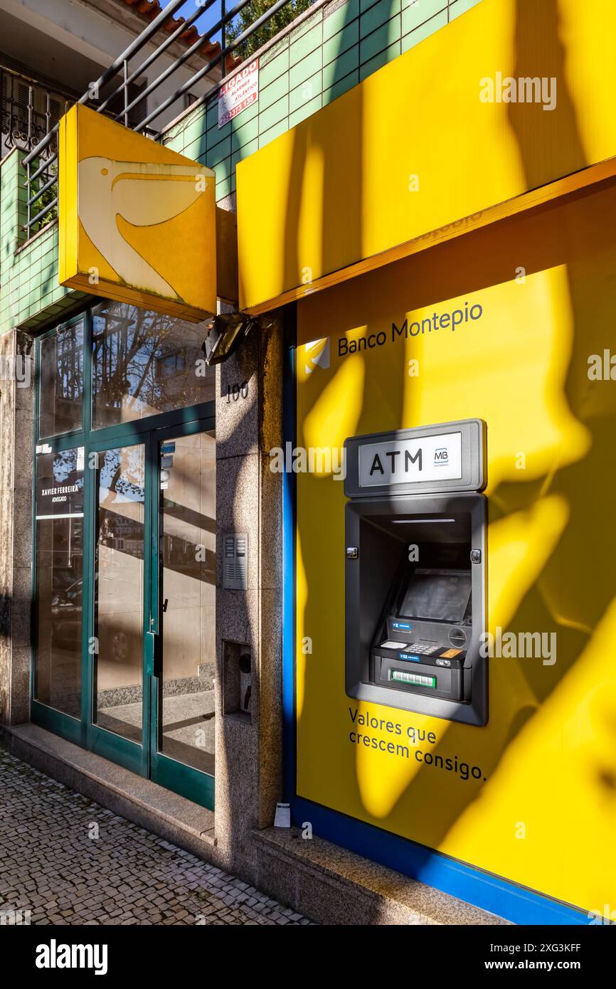 Famalicao, Portugal : banque Banco Montepio avec un terminal de distributeur automatique Multibanco alias géré par SIBS, avec logo, signe ou symbole de marque Banque D'Images